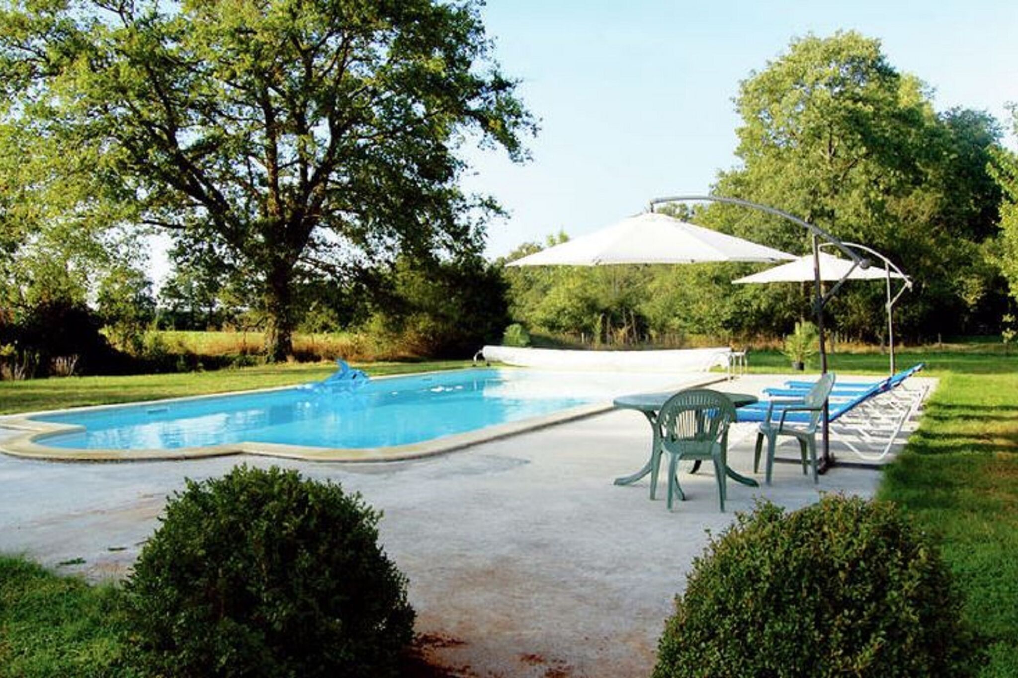 Luxuriöses Ferienhaus mit Swimmingpool in Pressac