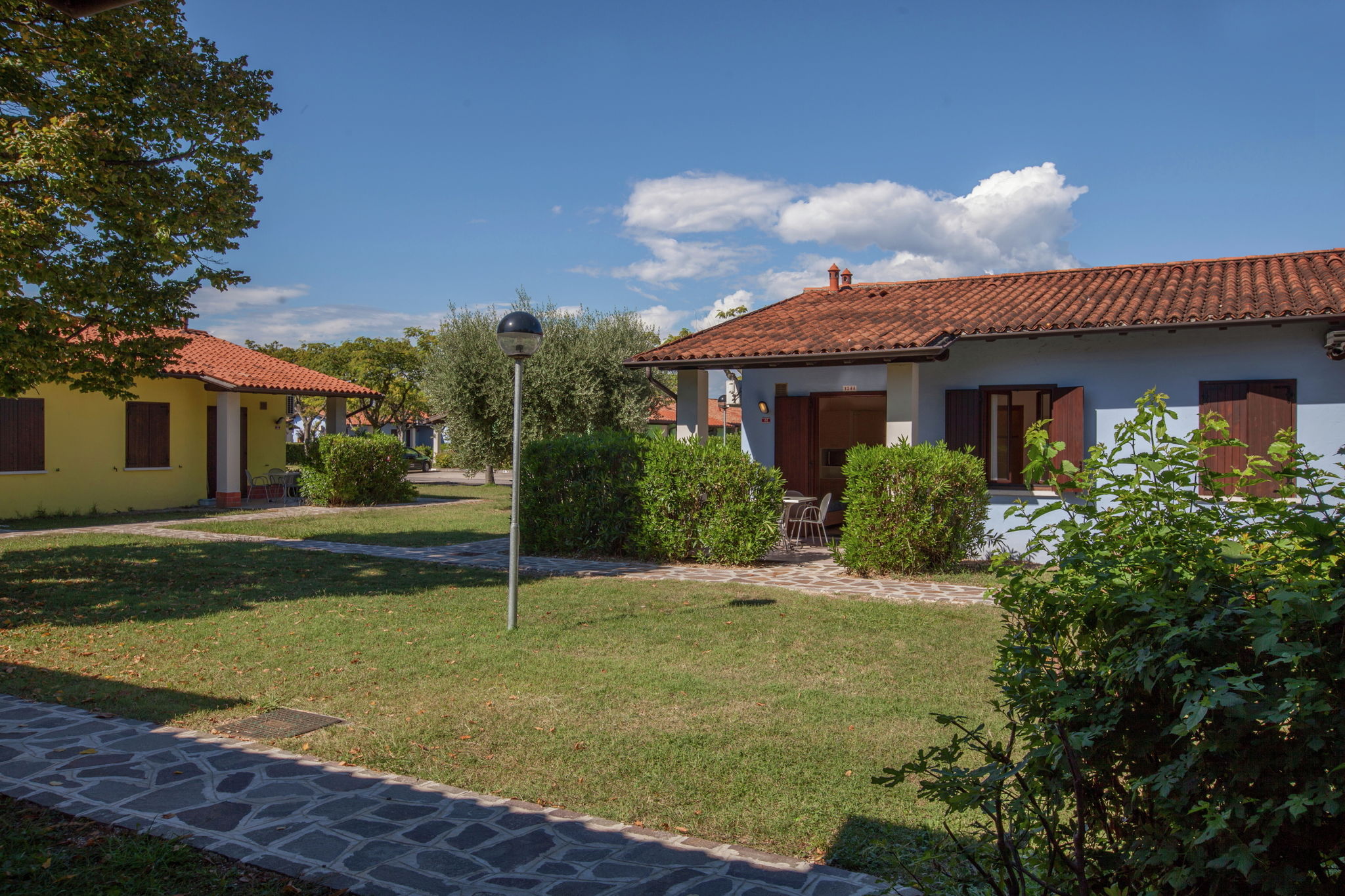 Semi-detached bungalow with AC just 3, 5 km. from Sirmione