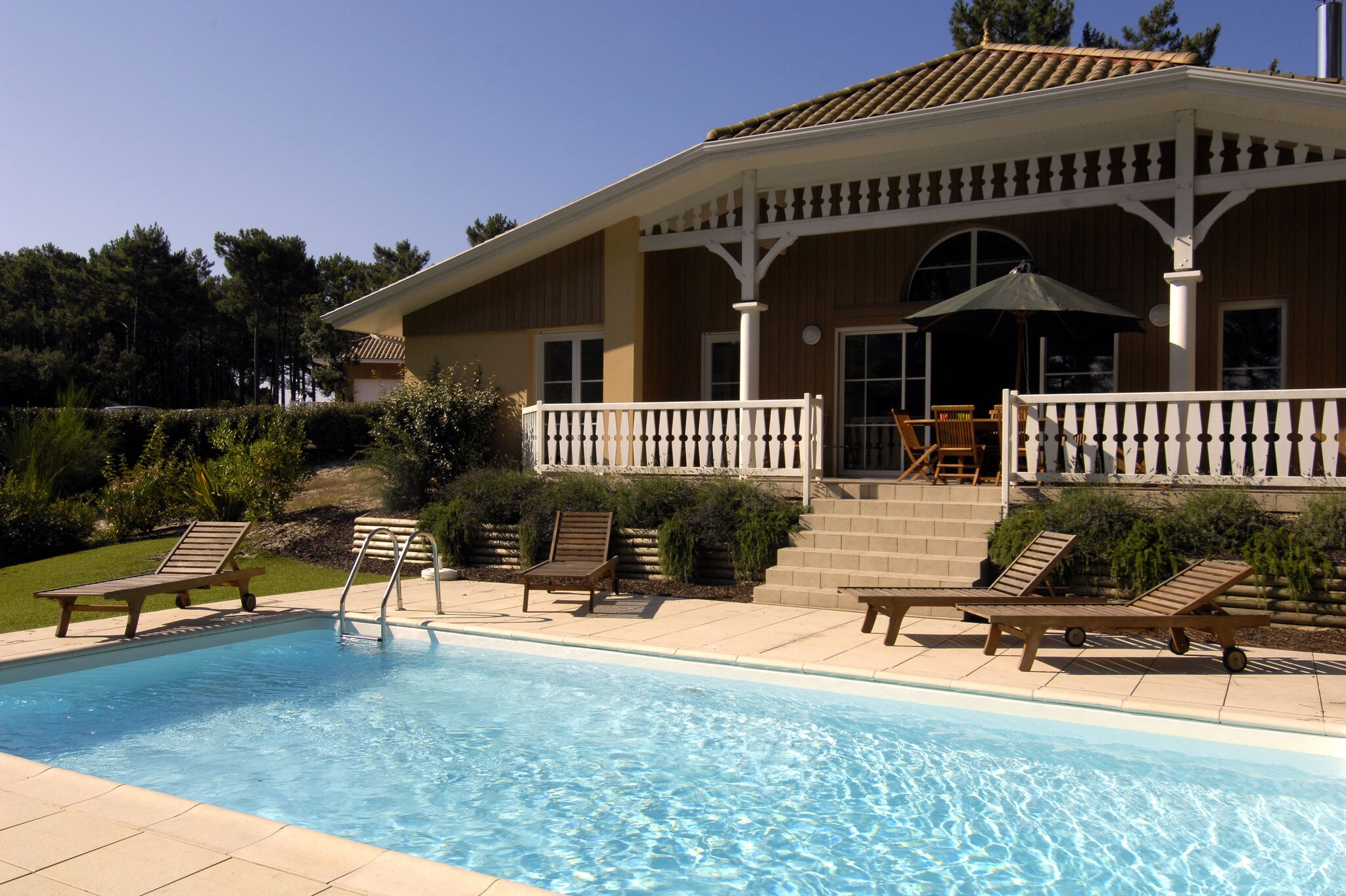 Gorgeous villa with a private pool at 2 km. from the sea