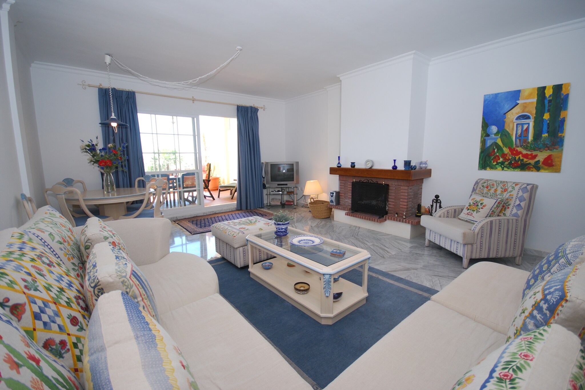 Relax Beside the Fairway
This welcoming apartment in Alhaurín el Grande accommodates families or small groups, featuring two comfortable bedrooms, two bathrooms, and a bright living-dining area. The fully equipped kitchen makes meal prep easy, while air conditioning ensures a pleasant stay year-round. Guests can enjoy a spacious balcony, a shared garden, and access to a large communal pool open all year. Parking in the on-site garage is available, and child-friendly amenities like a cot and high chair are offered on request.

Explore Nature and Culture
Located next to an 18-hole golf course, the home is perfect for golf enthusiasts. For outdoor lovers, Sierra de las Nieves Natural Park offers scenic hikes, cycling, and skiing in winter. The famed beaches of Costa del Sol, as well as marinas and amusement parks, are within easy reach. Day trips to Seville, Granada, Marbella, and Malaga provide cultural and historic adventures, while activities such as horse riding and paragliding add excitement to your holiday.

Dining and Nearby Conveniences
The town of Alhaurín el Grande offers traditional Andalusian dining, cozy tapas bars, and modern eateries. Local shops and supermarkets are nearby for essentials, while lively nightlife and shopping can be found in Malaga or Marbella, both within driving distance. Malaga Airport is the nearest hub, with easy bus and taxi connections for hassle-free travel.