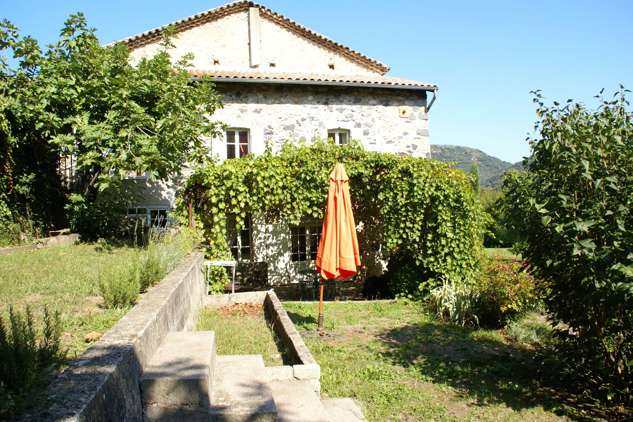 Halfvrijstaand, karaktervol huis met immense grastuin aan de rivier de Ardèche