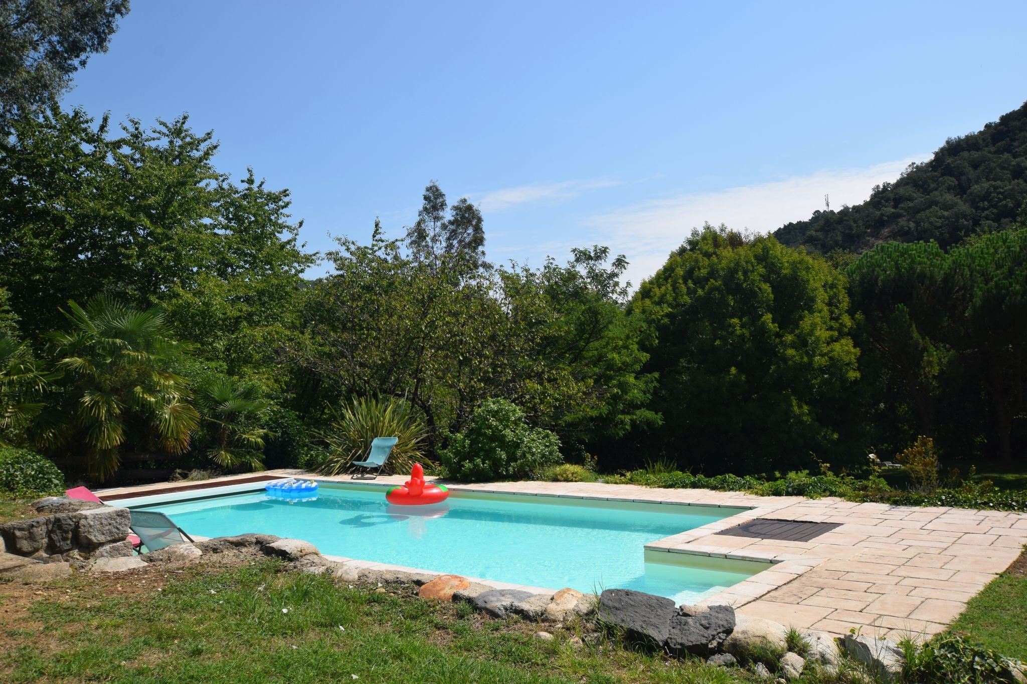 Halfvrijstaand, karaktervol huis met immense grastuin aan de rivier de Ardèche