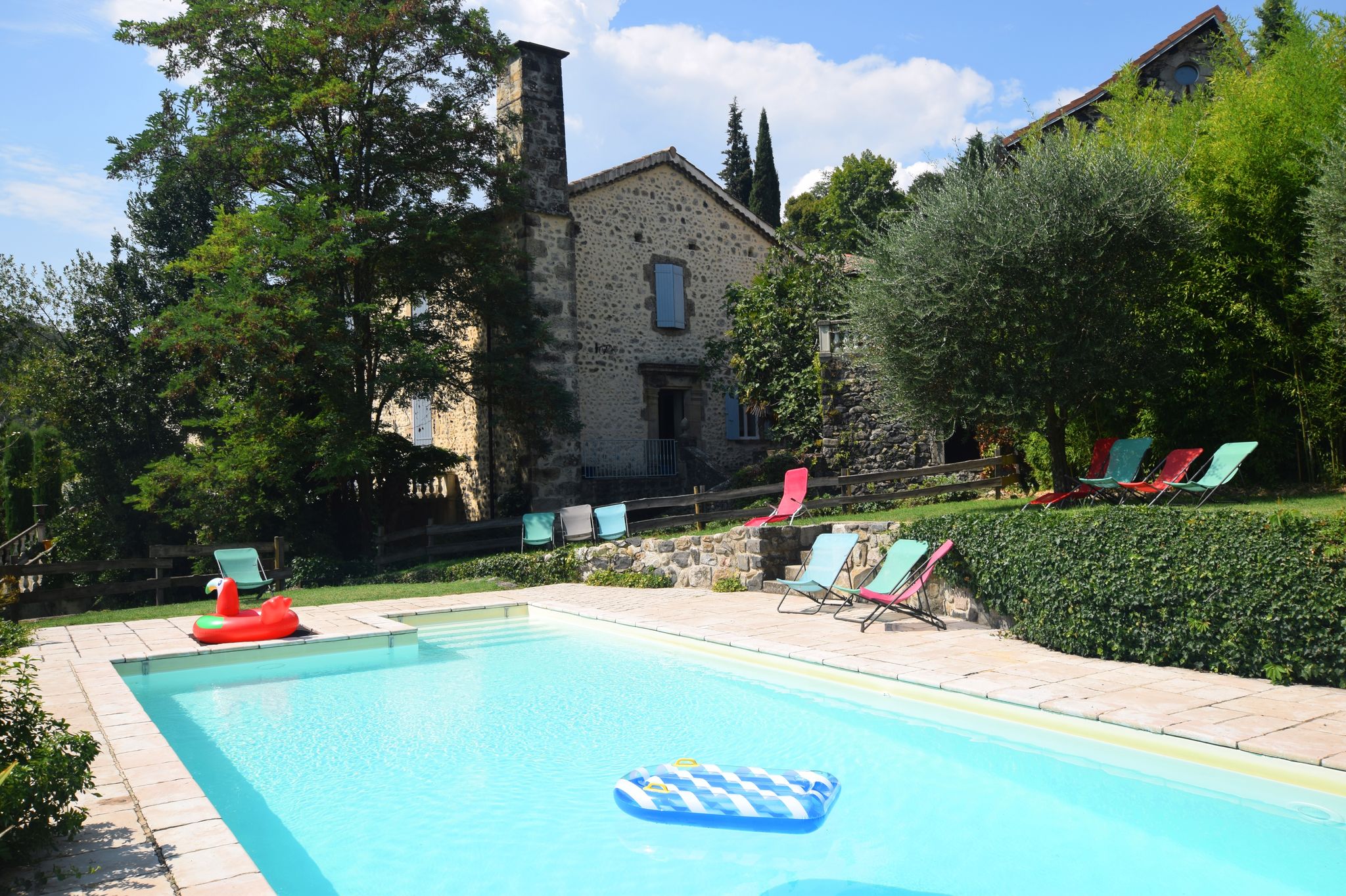 Vrijstaande woning op een domein in Ardèche met zwembad