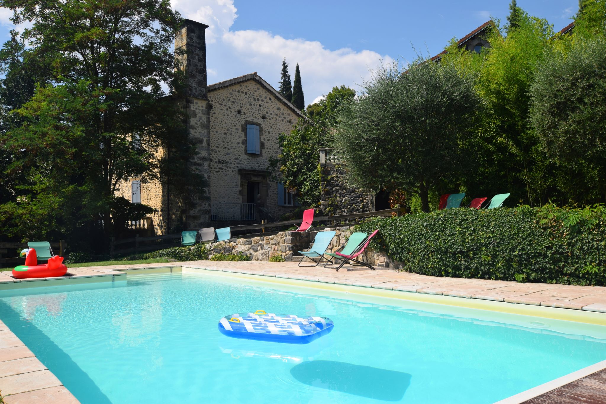 Vrijstaande woning op een domein in Ardèche met zwembad