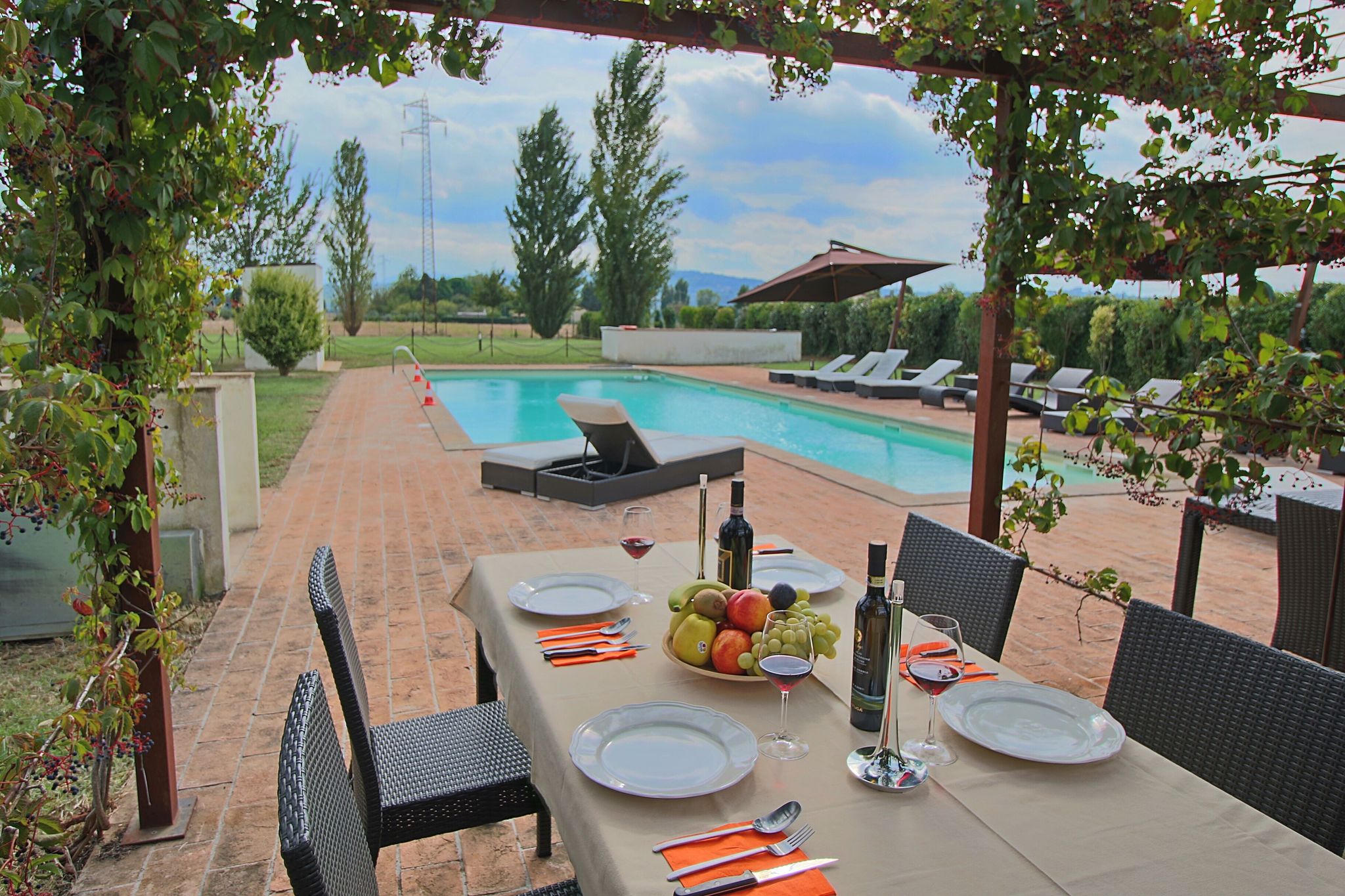 Modern, luxe appartement in gerestaureerde boerderij met zwembad middenin Italië