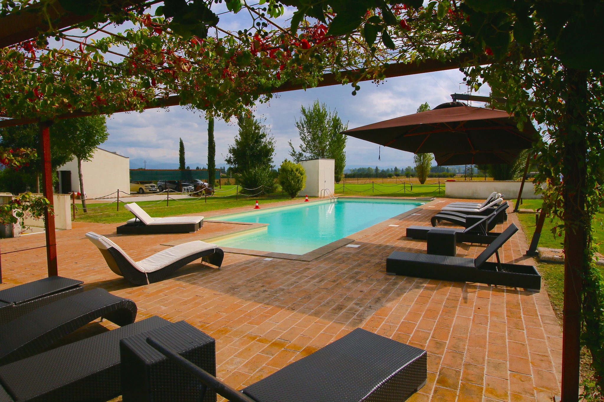 Modern, luxe appartement in gerestaureerde boerderij met zwembad middenin Italië