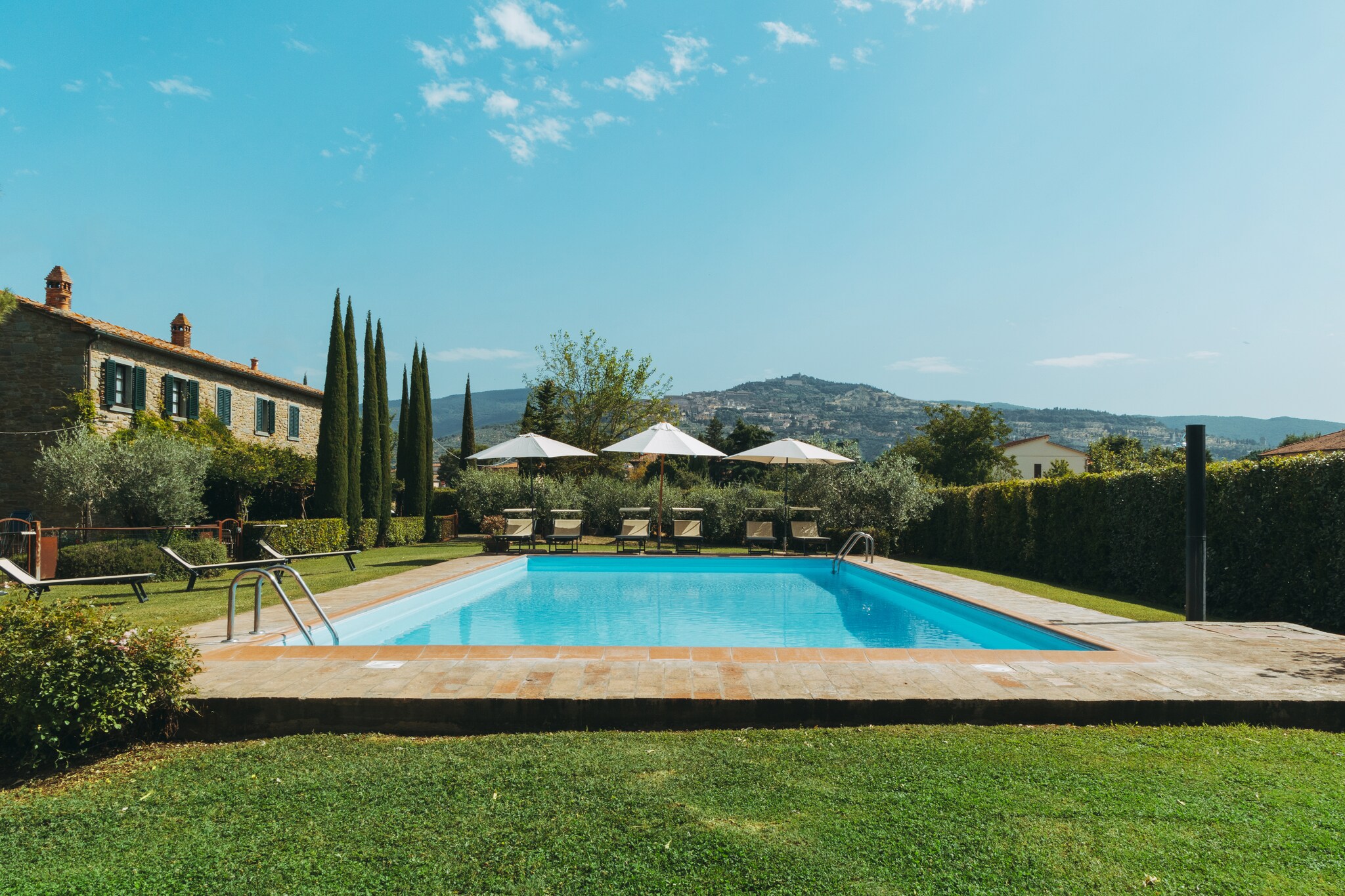 A part of agritourismo, this chalet located in Cortona features a swimming pool (shared) to refresh and roofed terrace for soaking in views. The property is ideal for a couple, wishing to spend vacations in green environs._x000D_
_x000D_
You can buy your kitchen groceries just 500 m away at the stores. The restaurants are 1 km away and you can visit them to savour authentic Italian meals. if you want to get involved in some activity, then the tennis court and golf course are within 10 km. _x000D_
_x000D_
The property has Tuscan touches and features a kitchenette, where you can cook for your partner. The living cum bedroom is air conditioned for cool interiors. You can enjoy alfresco meals in the roofed terrace. Shared barbecue facility is also there for fun evenings._x000D_
_x000D_
Check in is available from 4 - 6 PM and check out between 9 - 10 AM._x000D_