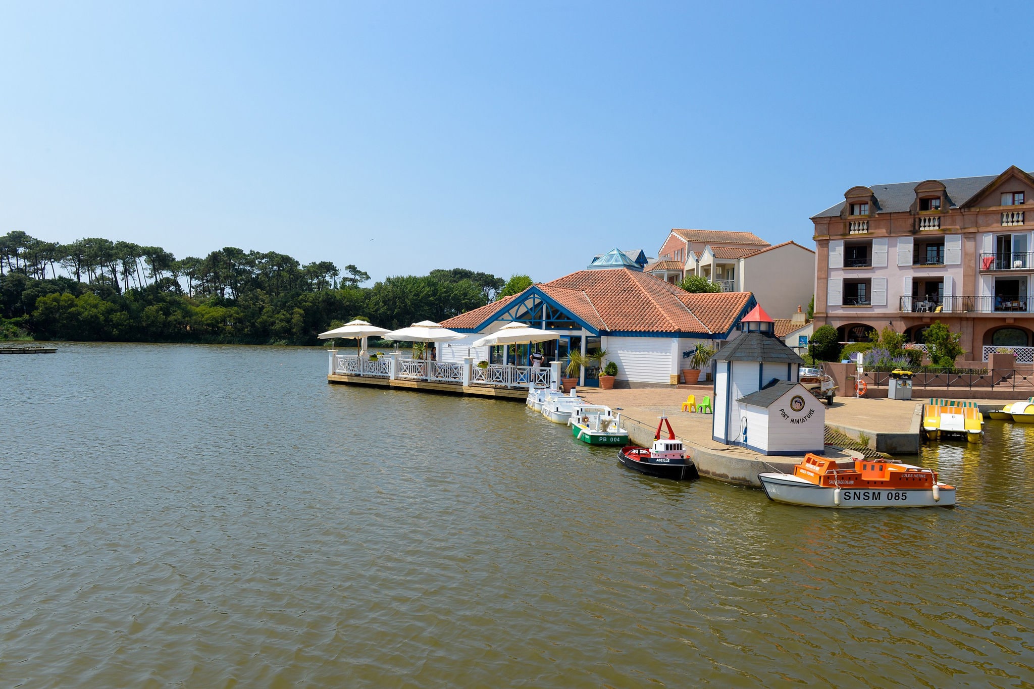 Stylish apartment located near a lake in the Vendée