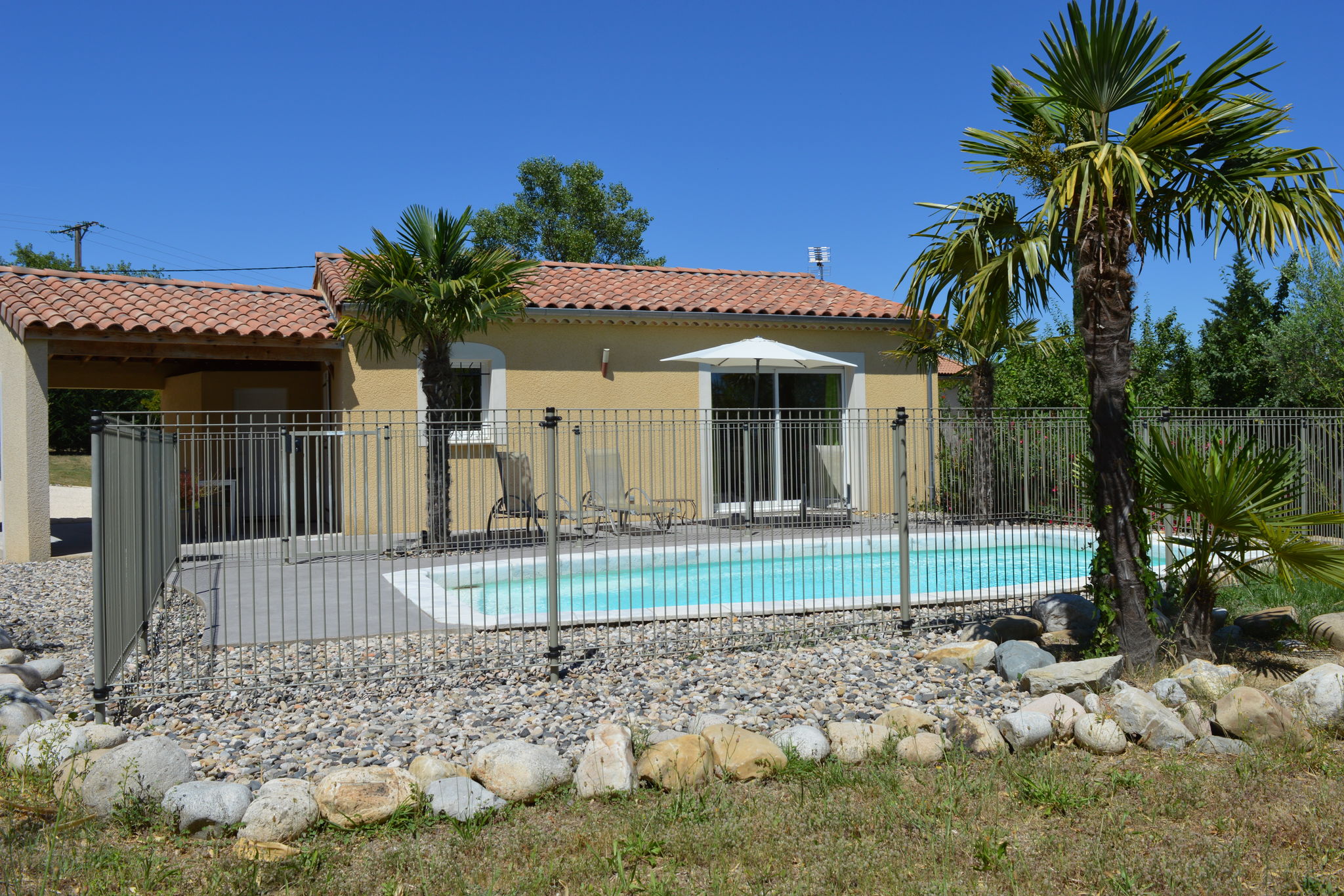 Confortable villa avec piscine à Sampzon