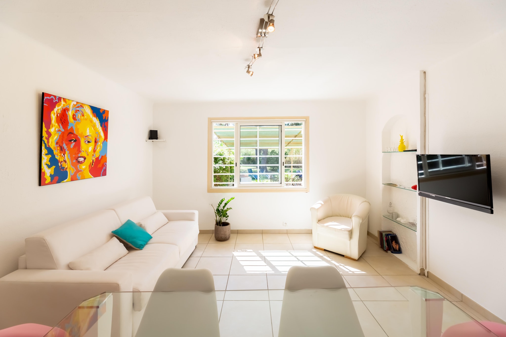 It is with pride that we present to you this vacation spot located 400 m from the legendary white sand beach of Saint-Tropez, 5 km long. This holiday home is hidden between bamboo and umbrella pines. The villa has a pretty terrace with garden furniture, sun loungers and a large garden, offering plenty of shade. You share the entrance to the large plot with the tenants of the adjoining house but the two houses have a private garden not overlooked on the terrace or the garden. The property is fully fenced and secured by an automatic gate.

From here, you are only a few steps away and you will have access to the famous beach of Pampelonne as well as those of the restaurants Morea, Tahiti or 1051 where celebrities come to have lunch in summer. The wealthiest arrive here aboard luxury yachts from Saint-Tropez, or by private helicopter. In the evening, you can go to Saint-Tropez to attend the parade of Ferrari or Maserati cars and of course admire the gigantic yachts.

During the day, you can visit the very nice little museum of L'Annonciade, where you can admire works by Matisse or Paul Signac (with his little