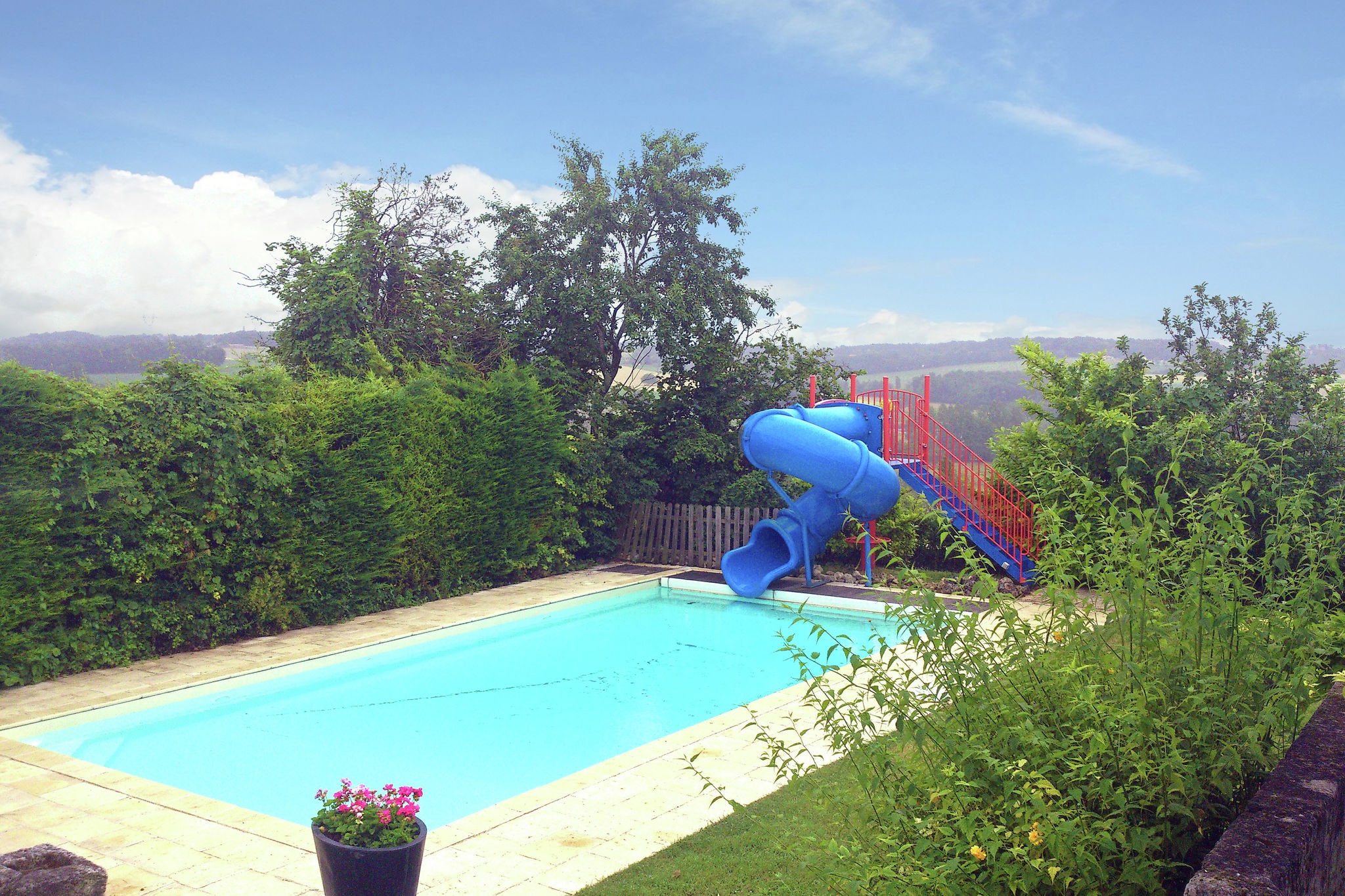 Geräumiges Ferienhaus in Lusignac mit Swimmingpool