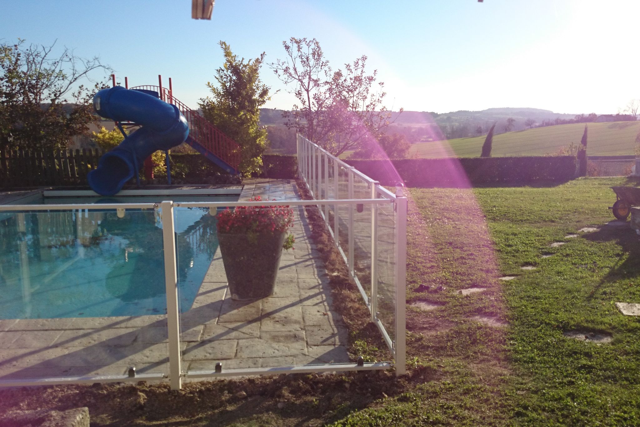 Maison de vacances spacieuse avec piscine à Lusignac