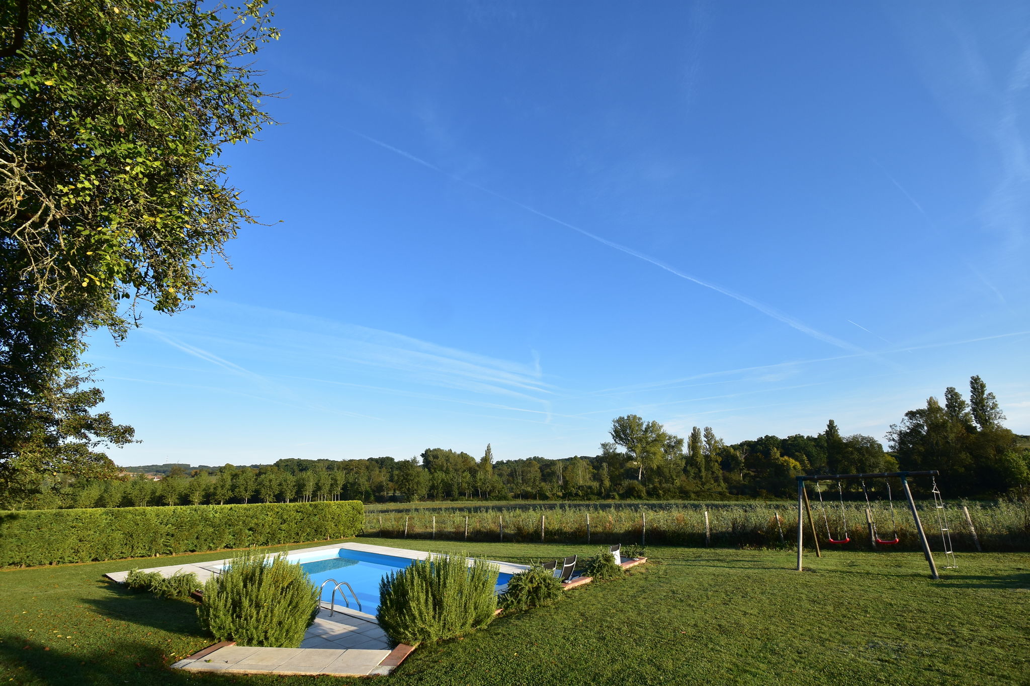 Beautiful holiday home with swimming pool, walking distance from the centre of Verteillac (1 km)
