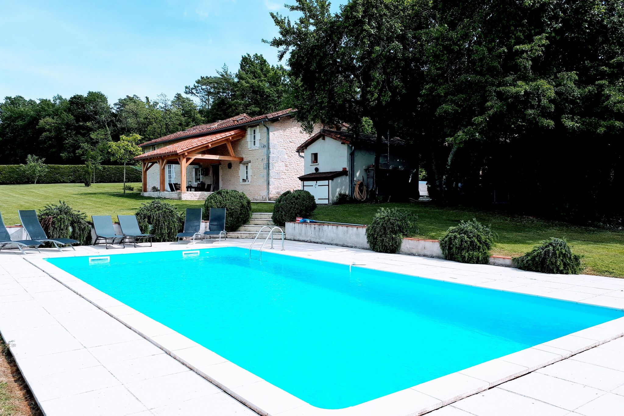 Prachtig vakantiehuis, met zwembad, op loopafstand van centrum Verteillac (1 km)