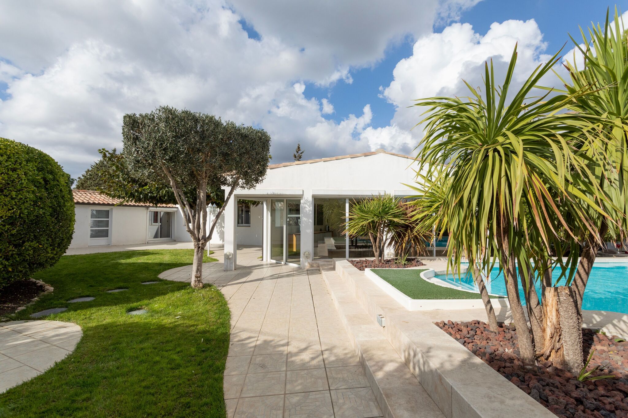 Luxurious villa in Narbonne with private pool