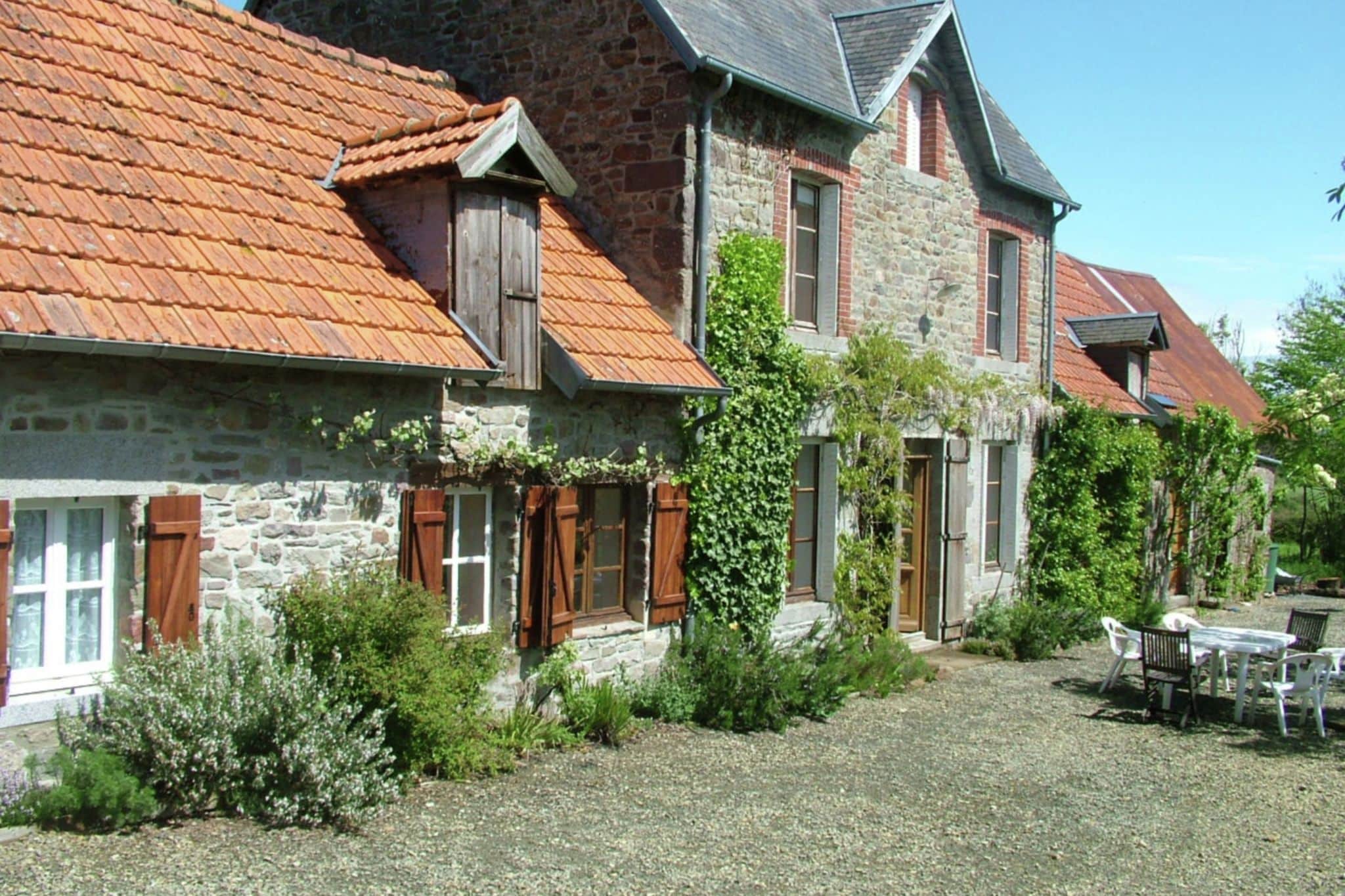 Historisches Ferienhaus in Sourdeval-les-Bois mit Blick auf das Tal