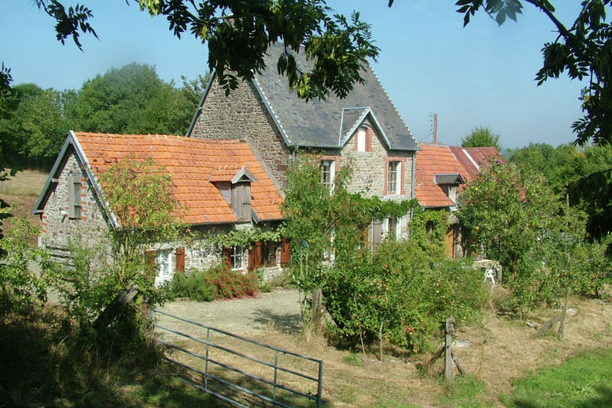Historisches Ferienhaus in Sourdeval-les-Bois mit Blick auf das Tal