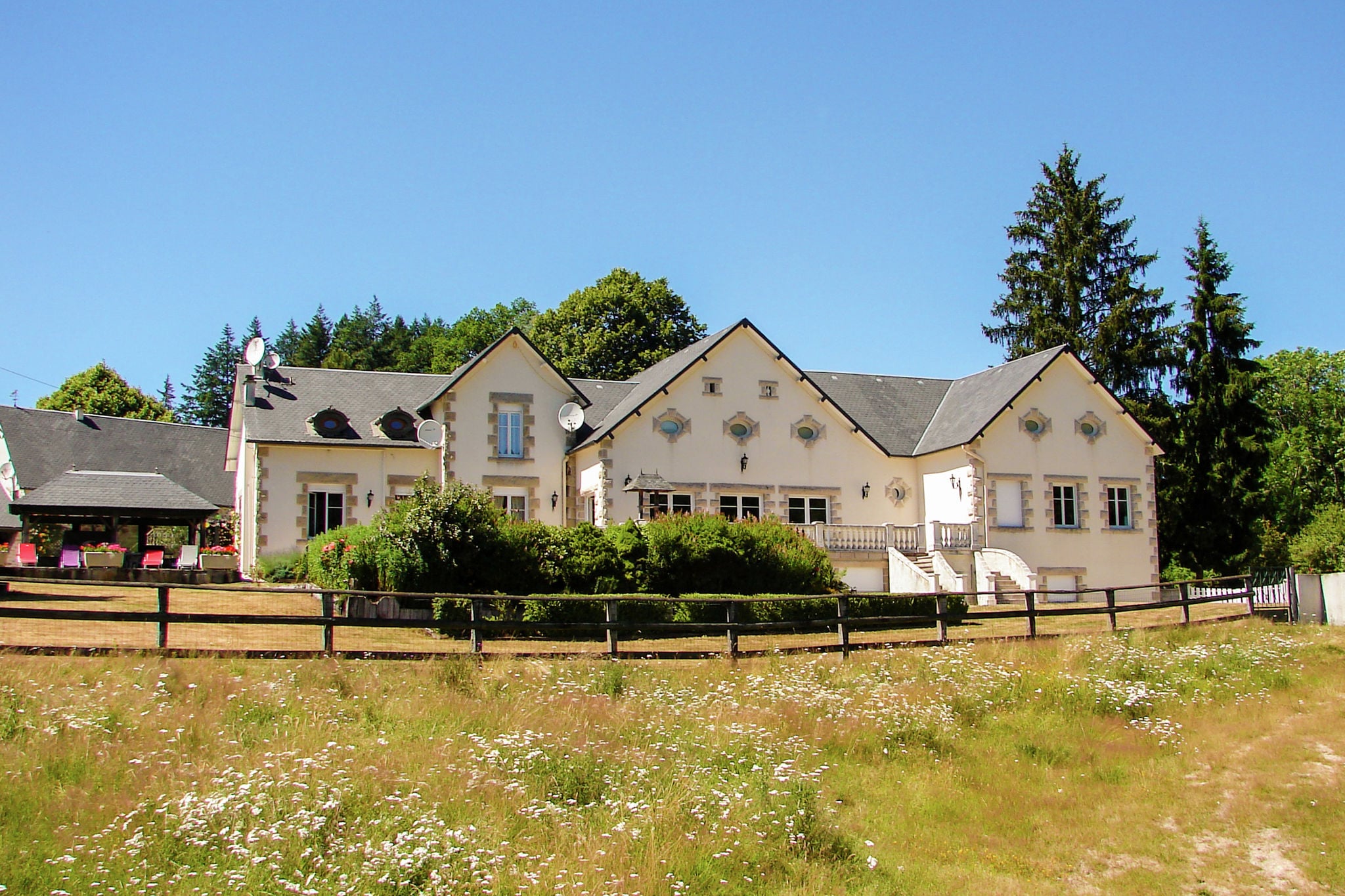 Wunderschönes Ferienhaus mit großem Garten in der Nähe des Lac de Séchemailles.