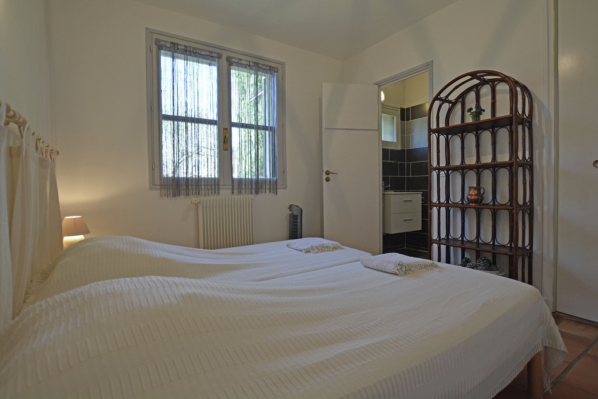 Ground floor: (Living room(TV, DVD player, CD player), Kitchen(hob(4 ring stoves, induction), coffee machine, oven, microwave, dishwasher, freezer, fridge-freezer, insect screens), bedroom(2x single bed(90 x 190 cm), insect screens), bedroom(double bed(140 x 190 cm), insect screens), bathroom(dishwasher, shower, washbasin), toilet, washing machine, heating(electric))\n\ncot, garden doors, terrace, garden(private, partially fenced, 500 m2), garden furniture(4 persons), sun loungers, BBQ, parasol, table tennis table