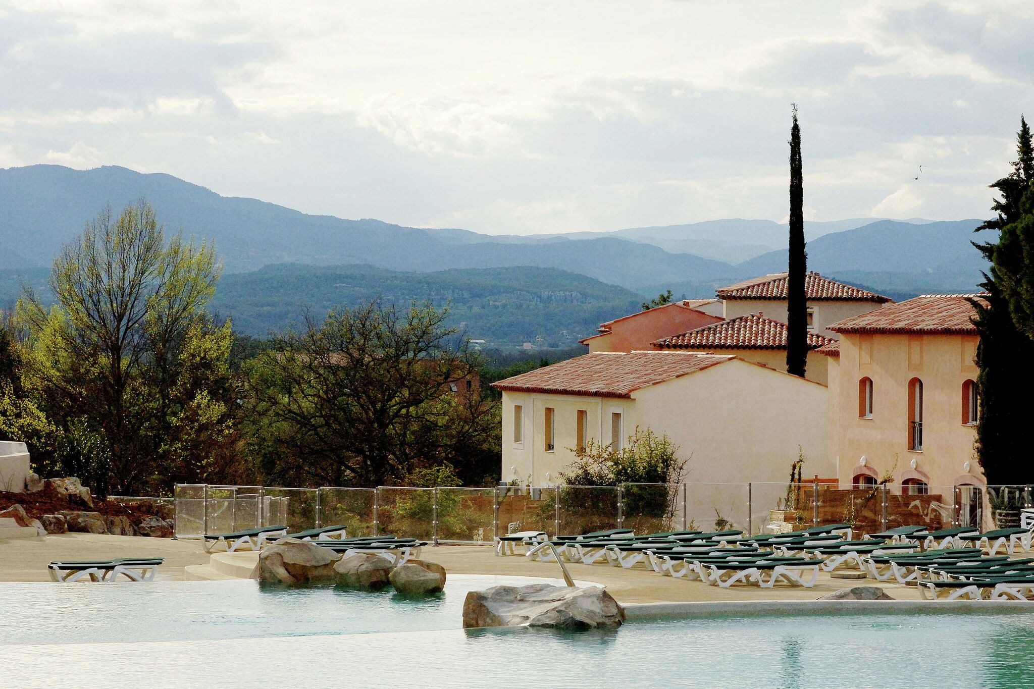 Modern vakantiehuis met vaatwasser in de mooie regio Ardèche