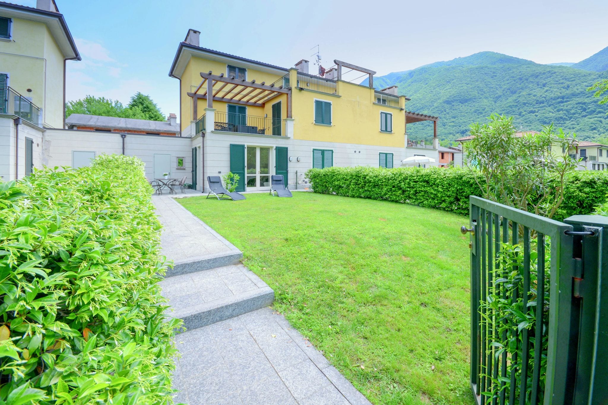 Appartement direct aan het meer van Lugano met tuin en aansluitend mooi park met Lido.