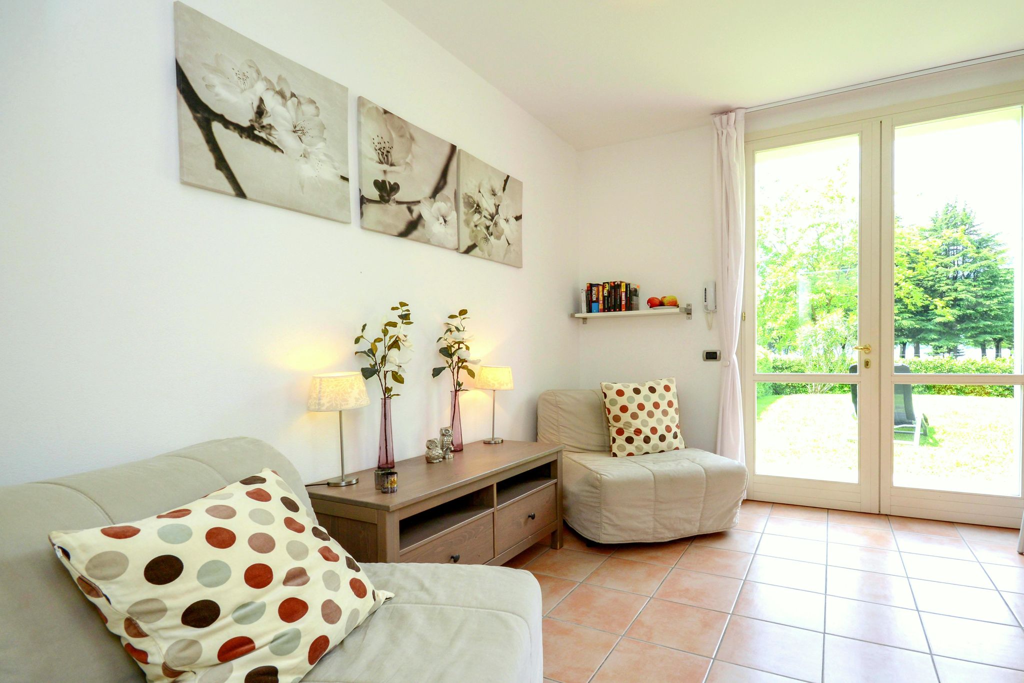 Appartement direct aan het meer van Lugano met tuin en aansluitend mooi park met Lido.