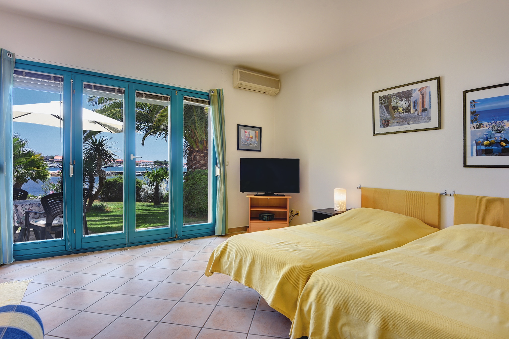 Airconditioned studio apartment with seaview