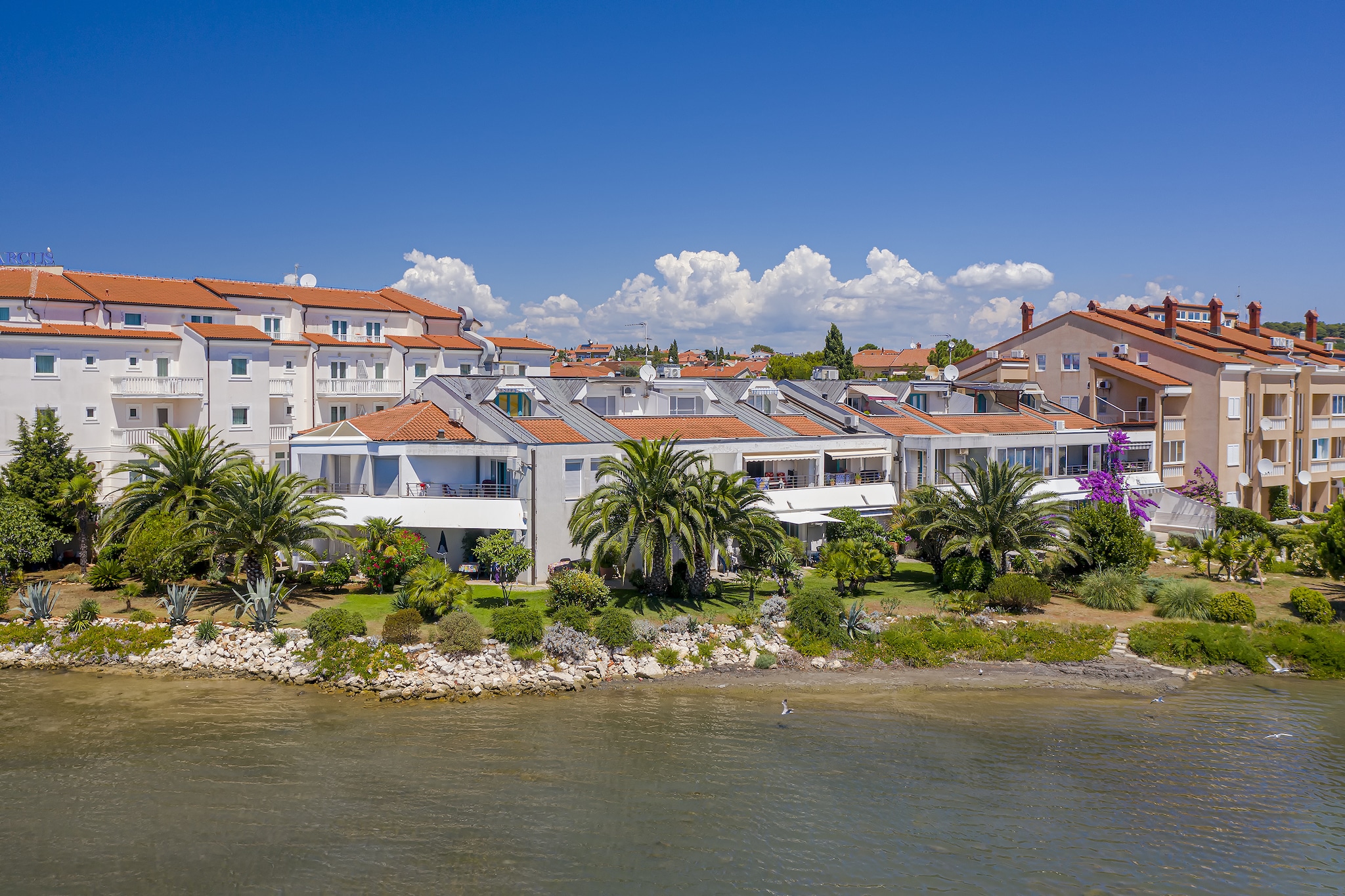 Airconditioned studio apartment with seaview