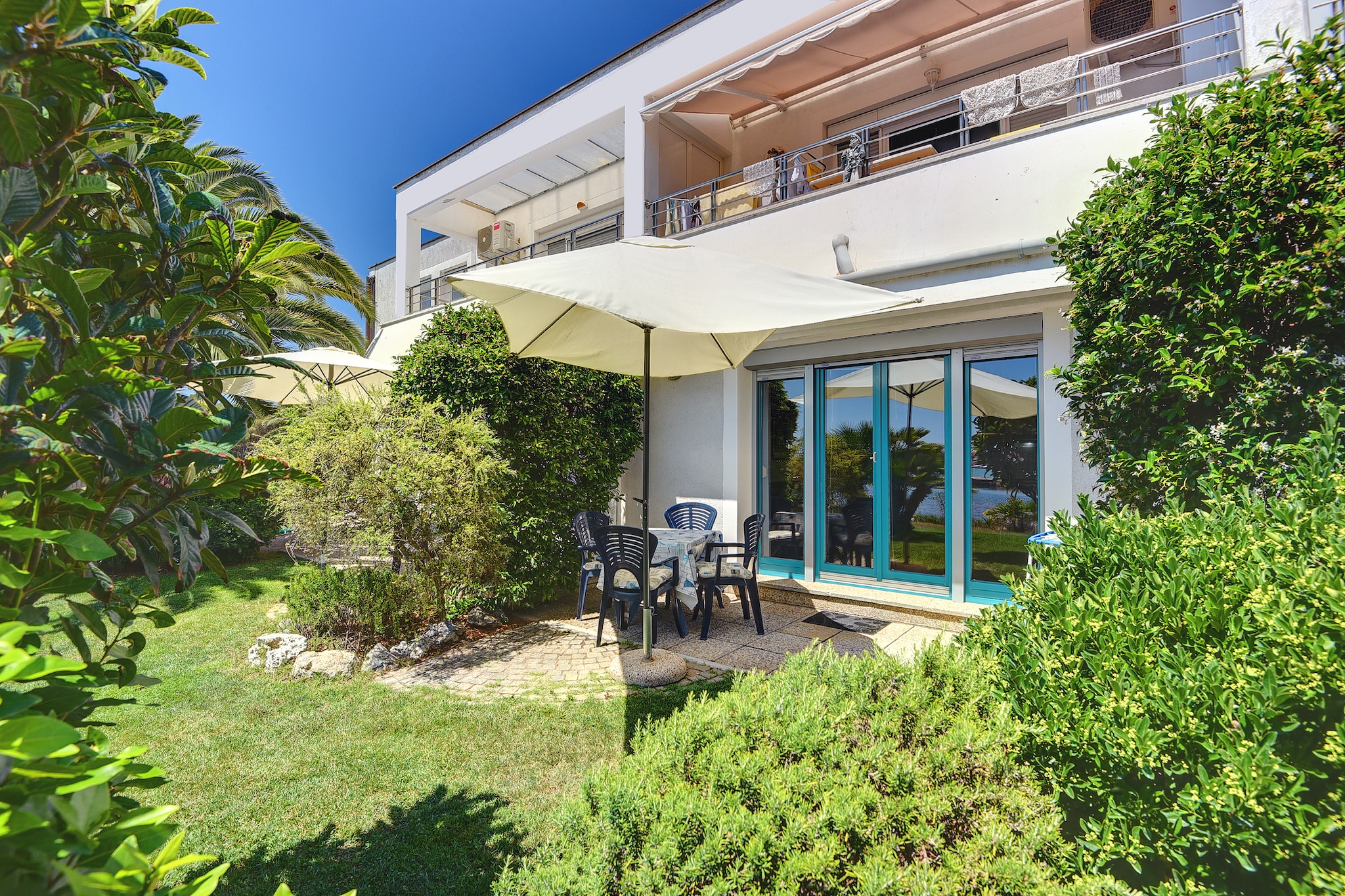 Located in Medulin, this studio bedroom apartment hosts 3 guests and is ideal for a family to enjoy the direct sea view. It features a terrace and air conditioning.
You can walk down to the sea that is just round the corner. there are many activities to indulge in like tennis (300 m), watersports (500 m), horse riding (1.5 km), and nightlife (500 m). Enjoy some delicacies from the nearest restaurants at 100 m.
This home comes with a living bedroom that is furnished with single sofa bed, double bed, TV, air conditioning, cooker, coffee machine, and fridge-freezer. You can relax with your family on the terrace with garden furniture. You also have access to free WiFi.
Airport and train station are both at 10 km and public transport is at 100 m.