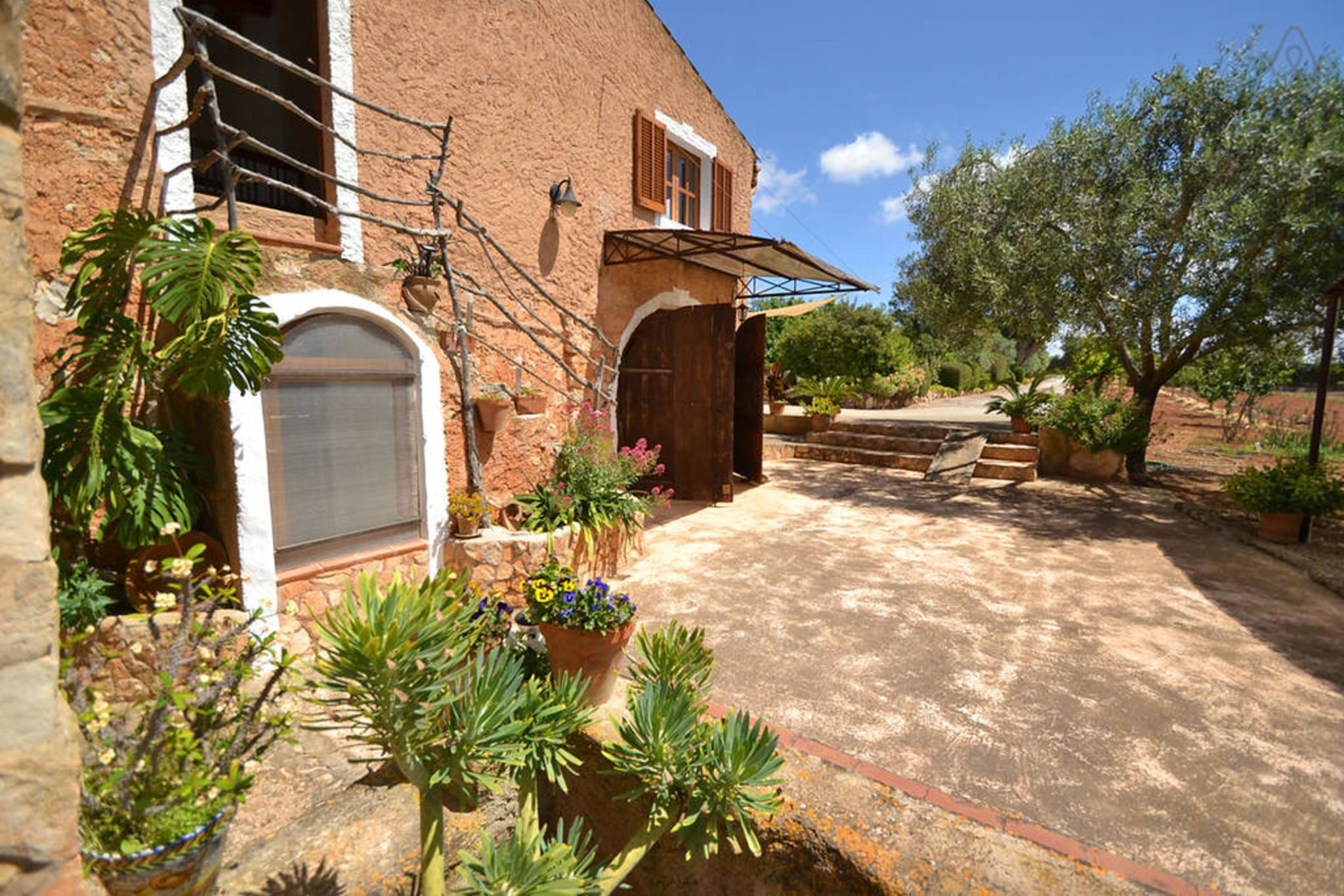 Authentic country house with sun terrace and private pool, rural location