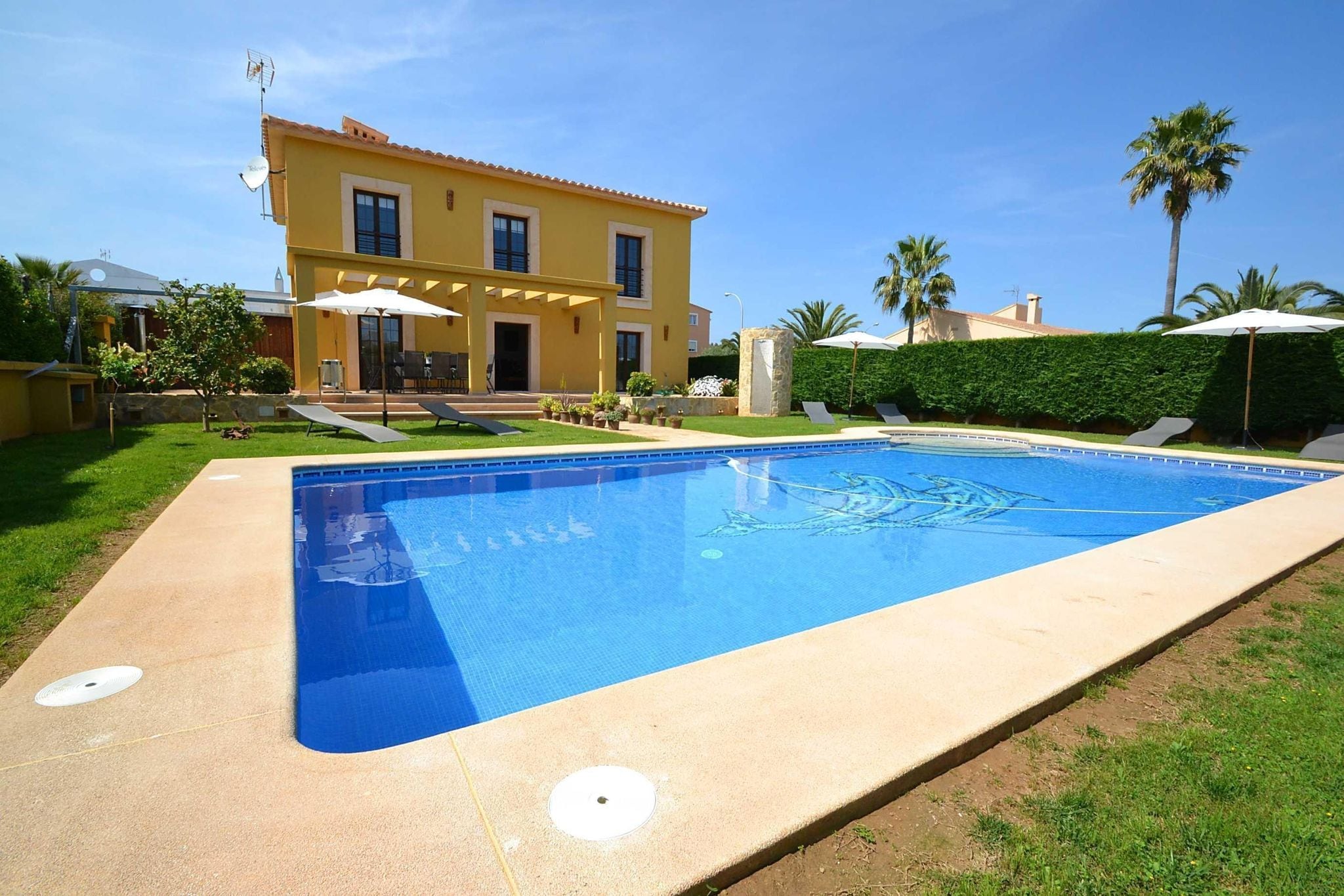 Cozy villa for 8 people with pool located near the sandy beach