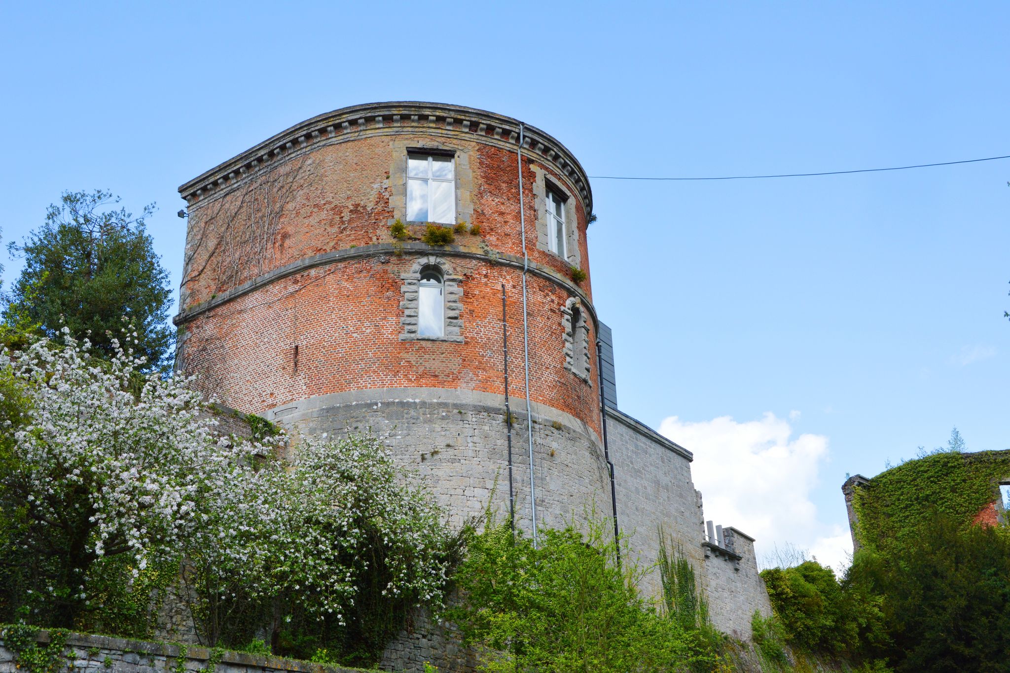 Mooie groepswoning in de toren van oud kasteel in het hart van Beauraing