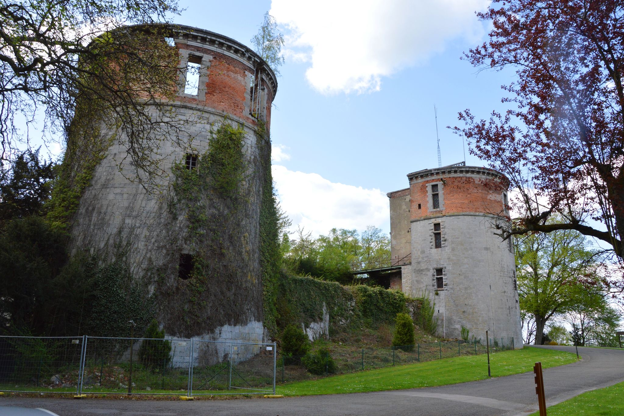 Mooie groepswoning in de toren van oud kasteel in het hart van Beauraing