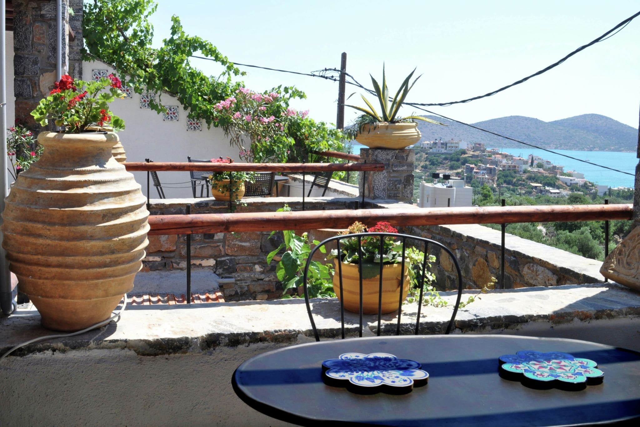 Villa de style grec en Crète avec terrasse vue sur la mer