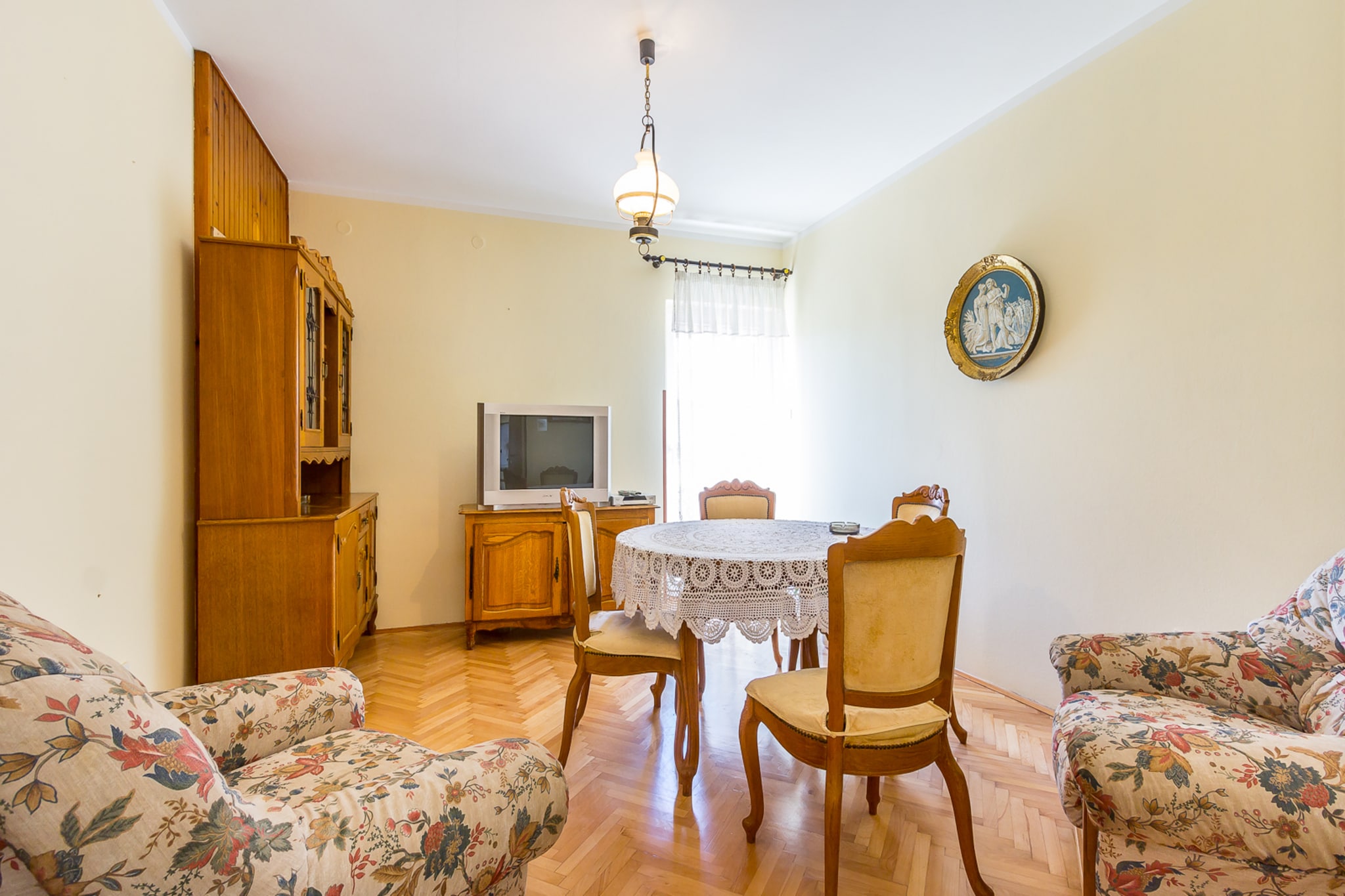 This comfortable 4 people-apartment is located within walking distance from the center of Medulin and has 2 bedrooms. Ideal for families or couples traveling together. From the house you have access to a beautifully landscaped shared garden, barbecue and fireplace.
The sea is located only 900 m from the property. Groceries can be availed at 300m, you will find restaurants all 500 m away from the house.
Â
 The apartment is located on the 1st floor of a private house and has a living room with TV, fully equipped kitchen, two bedrooms, bathroom and balcony. You can use free WiFi. Moreover, there is parking facility available in the house. The owner lives in the same house where the apartment is located.