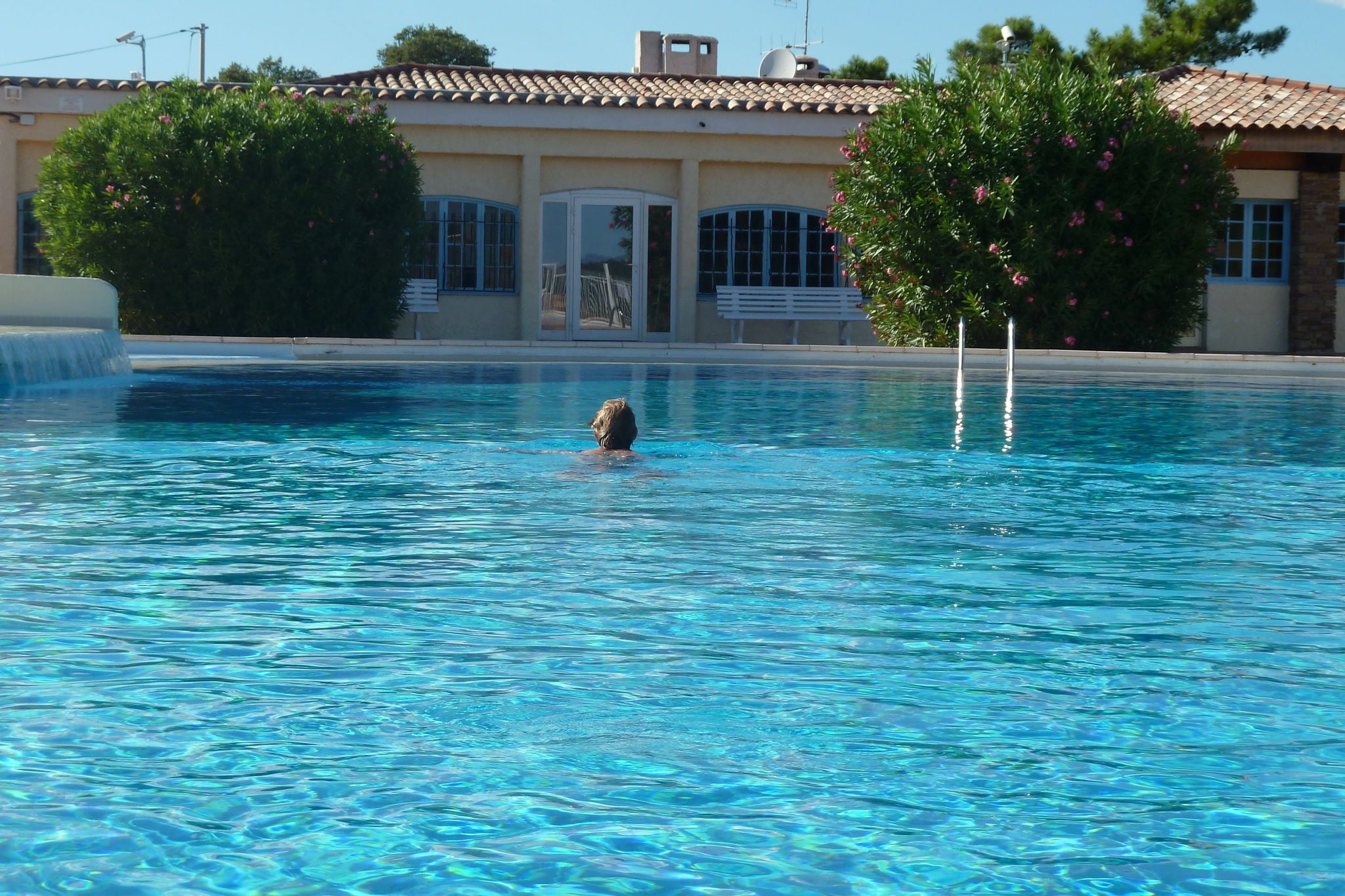 Sfeervol ingericht vakantiehuis,  op beveiligd privédomein met groot zwembad