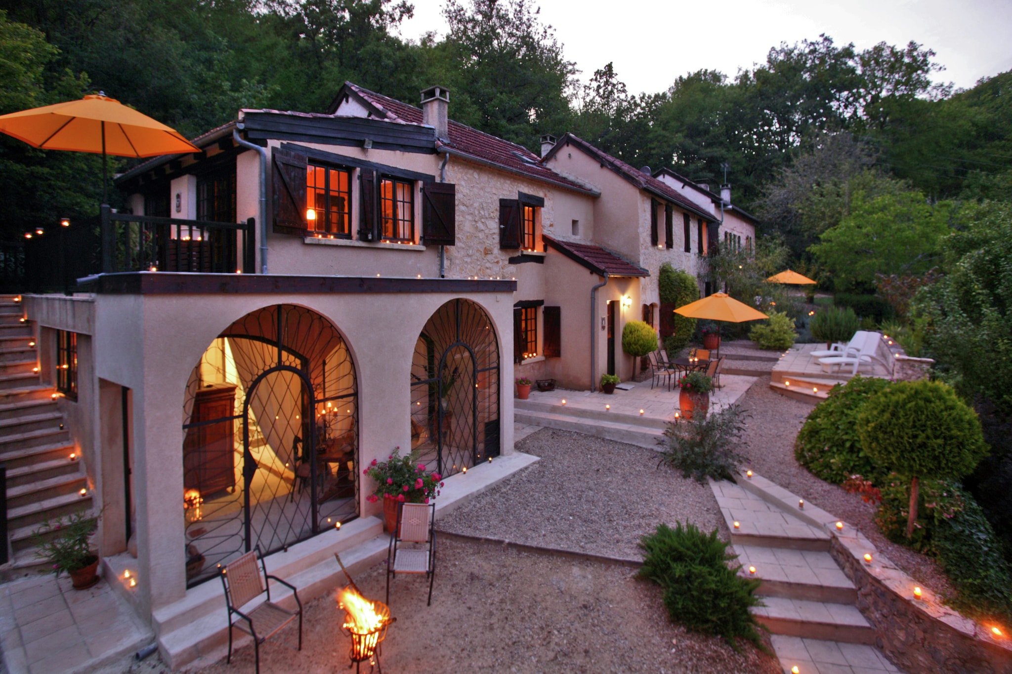 Ground floor: (Living room(TV(satellite), fireplace, CD player, stereo unit), Large kitchen(cooker(4 ring stoves, gas), coffee machine(filter), oven, microwave, dishwasher, fridge-freezer))\n\nOn the 1st floor: (bedroom(2x single bed), bedroom(2x single bed), bedroom(2x single bed), bathroom(bath tub, washbasin, toilet))\n\nsauna(paid), Bubble bath(on the same premises, paid), outdoor kitchen(shared with other guests), heating(central), terrace, garden(shared with other guests, > 1000 m2), garden furniture, BBQ, parking, trampoline, swimming pool(shared with other guests, heated, water alarm, opened from 1/2 Apr upto and including 1/2 Oct), play equipment, table tennis table, billiards, children\'s bed(on request), high chair(on request)