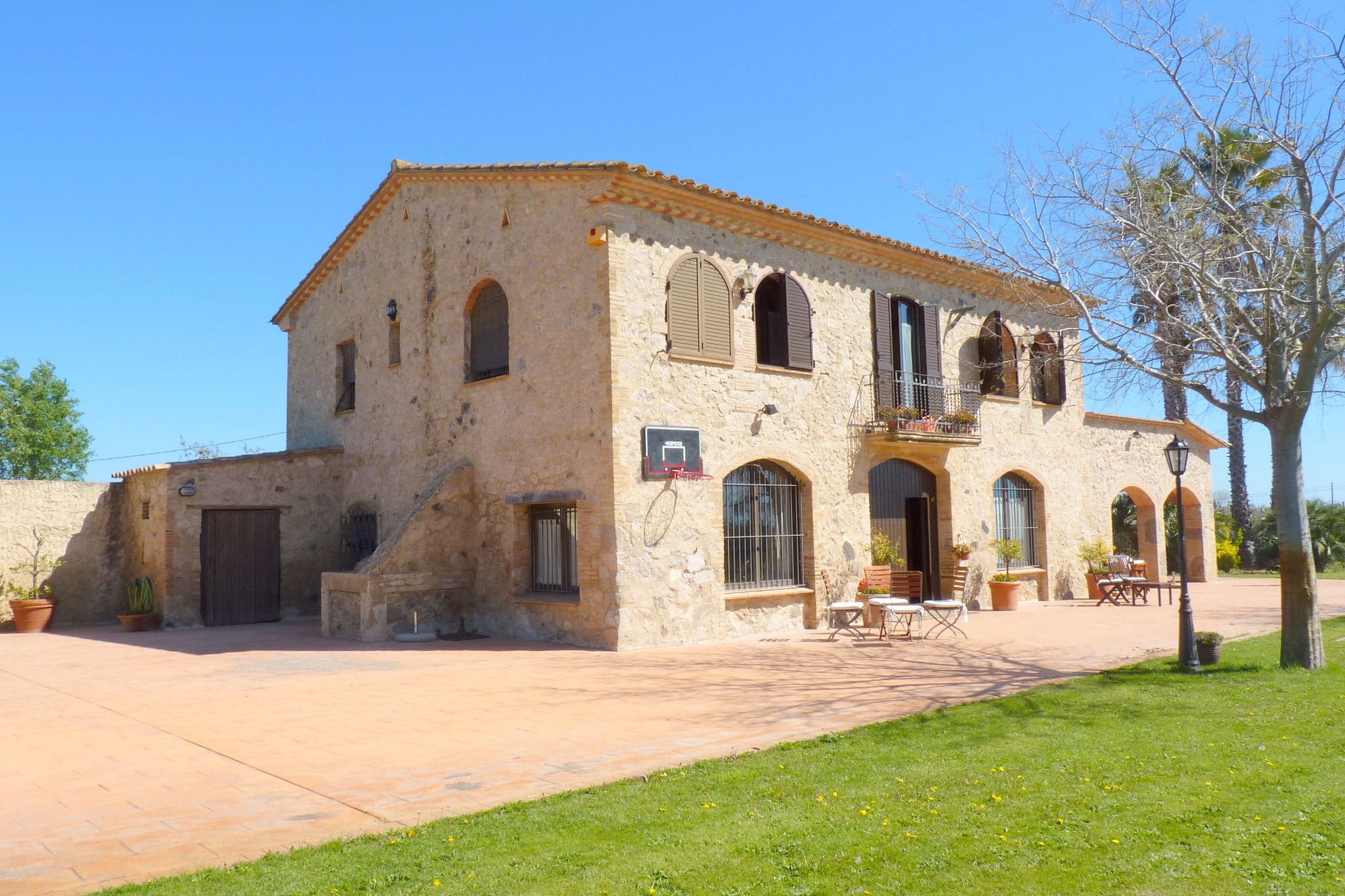 Typical villa in Sant Pere Pescador with pool