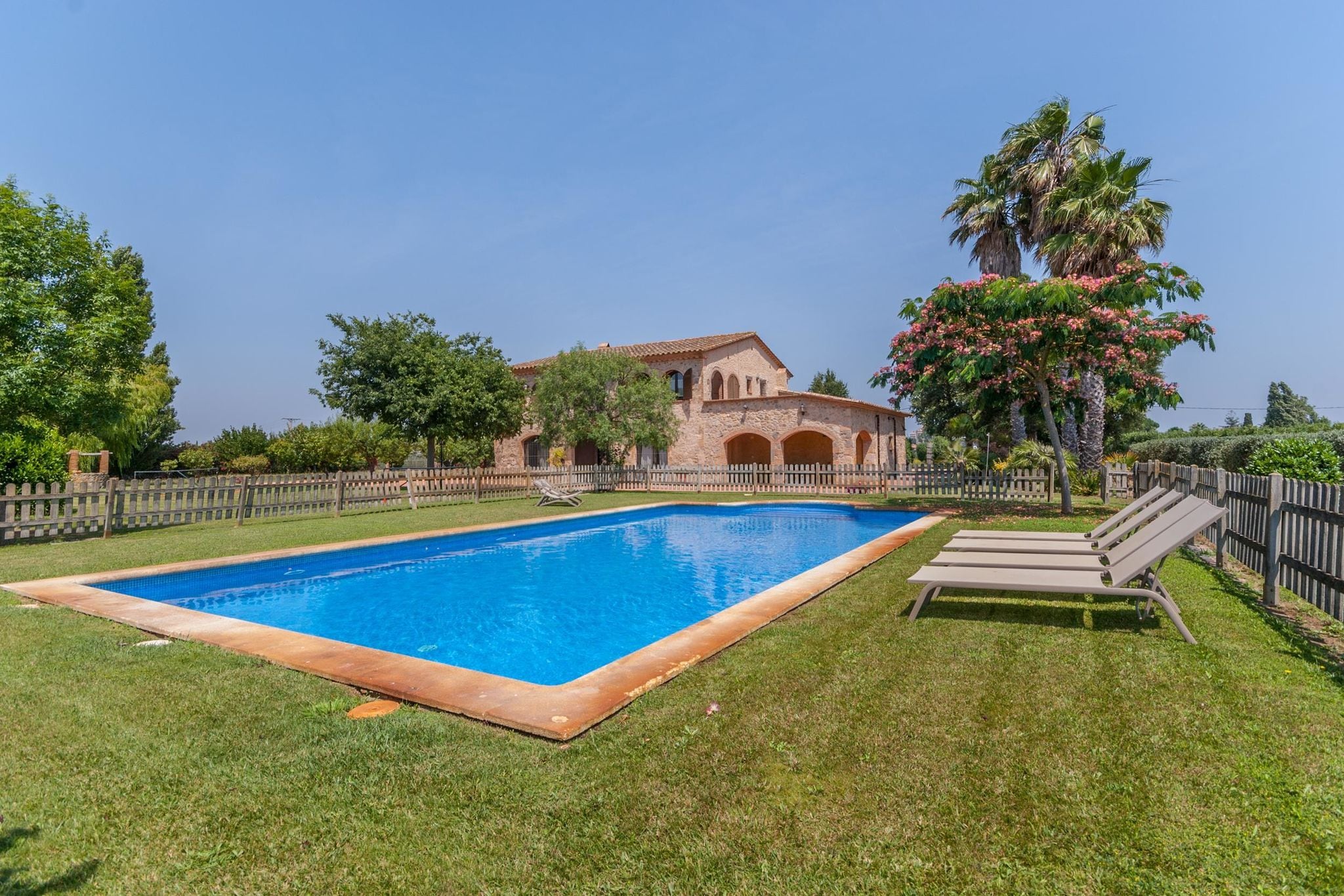 Typical villa in Sant Pere Pescador with pool