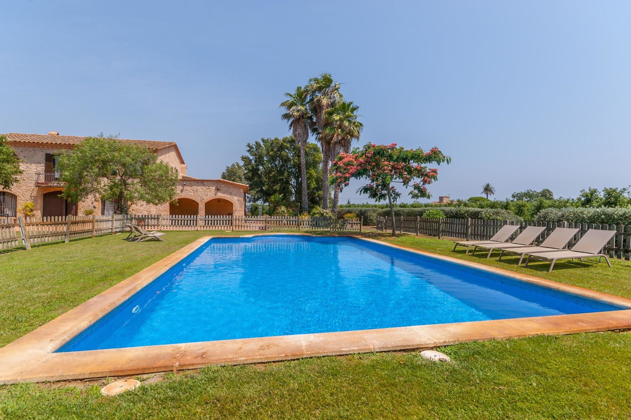 Prachtige Catalaans landhuis met zwembad en grote tuin dicht bij het strand