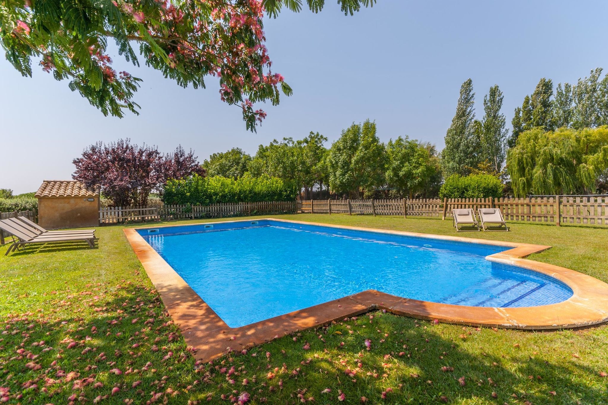Prachtige Catalaans landhuis met zwembad en grote tuin dicht bij het strand
