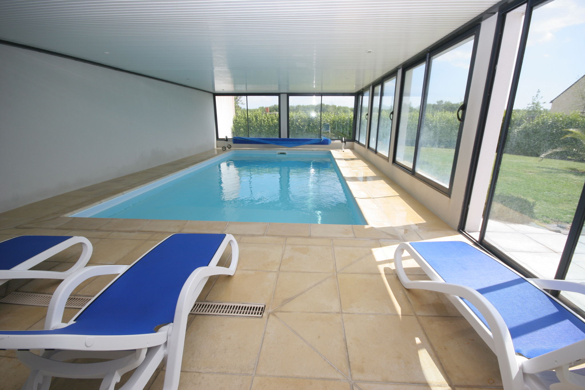 Moderne villa met verwarmd, overdekt privé zwembad en slechts 2, 5 km van zee