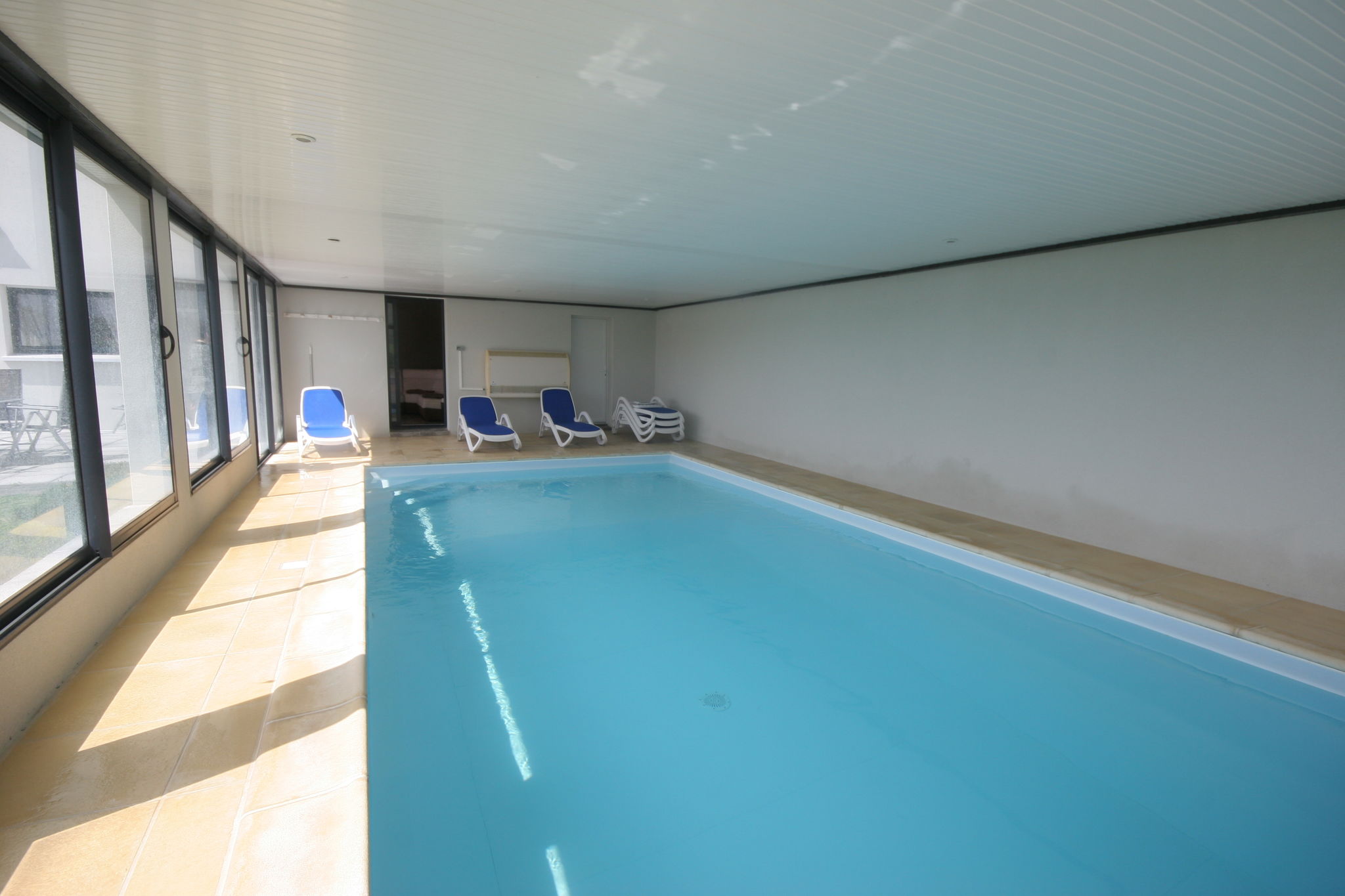 Moderne villa met verwarmd, overdekt privé zwembad en slechts 2, 5 km van zee