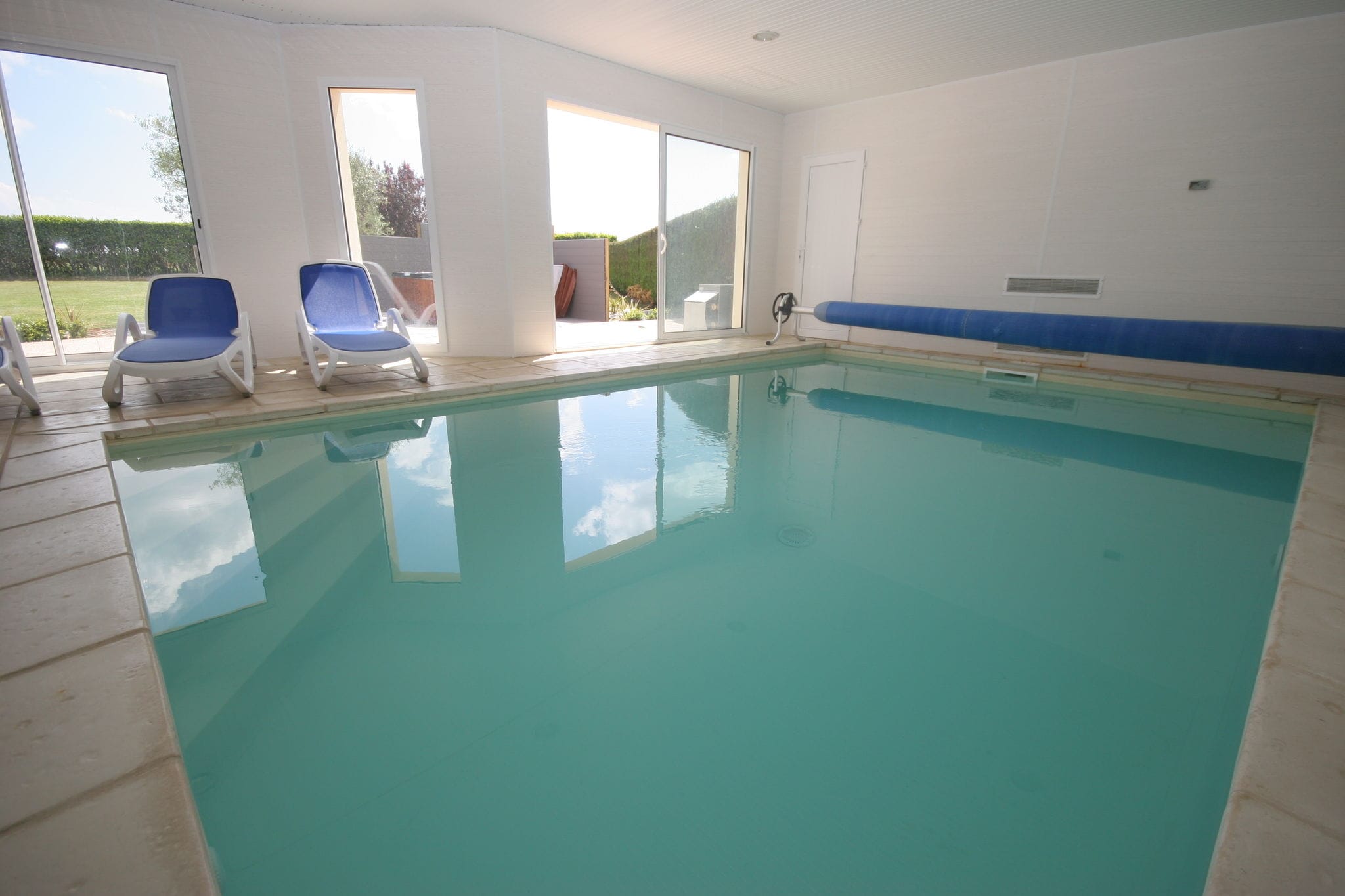 Villa with indoor heated pool and jacuzzi, only 1.5 km of beach and sea