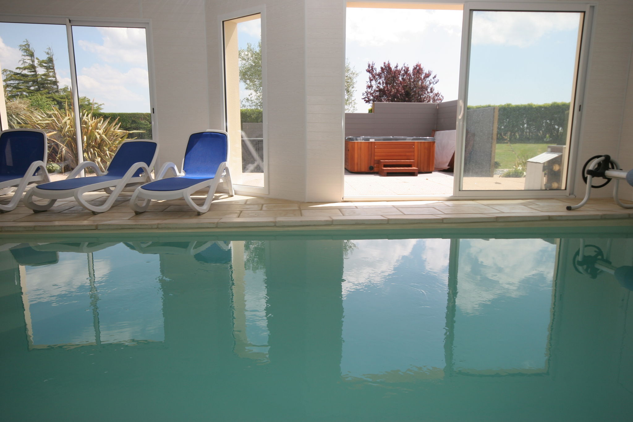 Villa met verwarmd binnenzwembad en bubbelbad, op 1, 5 km van strand en zee