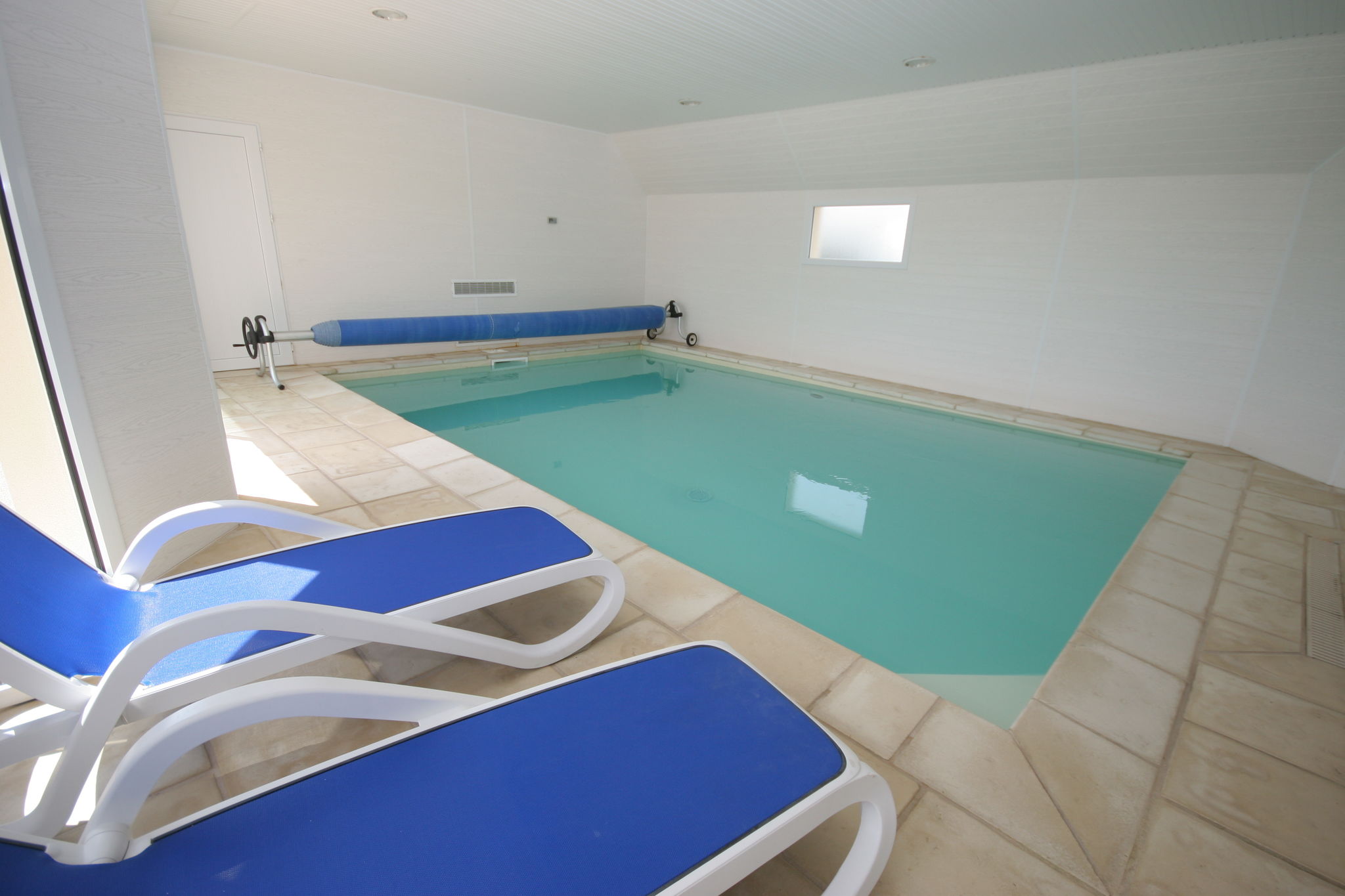 Villa met verwarmd binnenzwembad en bubbelbad, op 1, 5 km van strand en zee