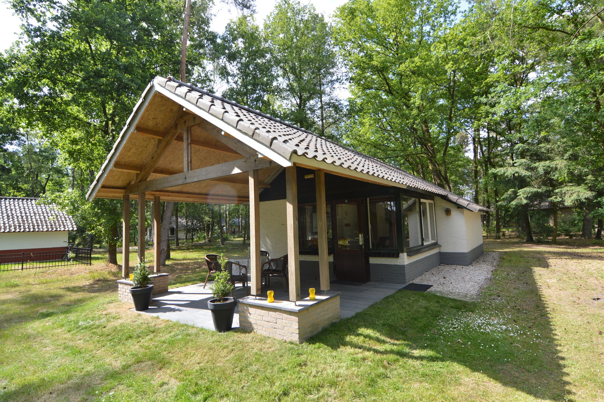 Vrijstaande bungalow met heerlijk overdekt terras op een natuurrijk park