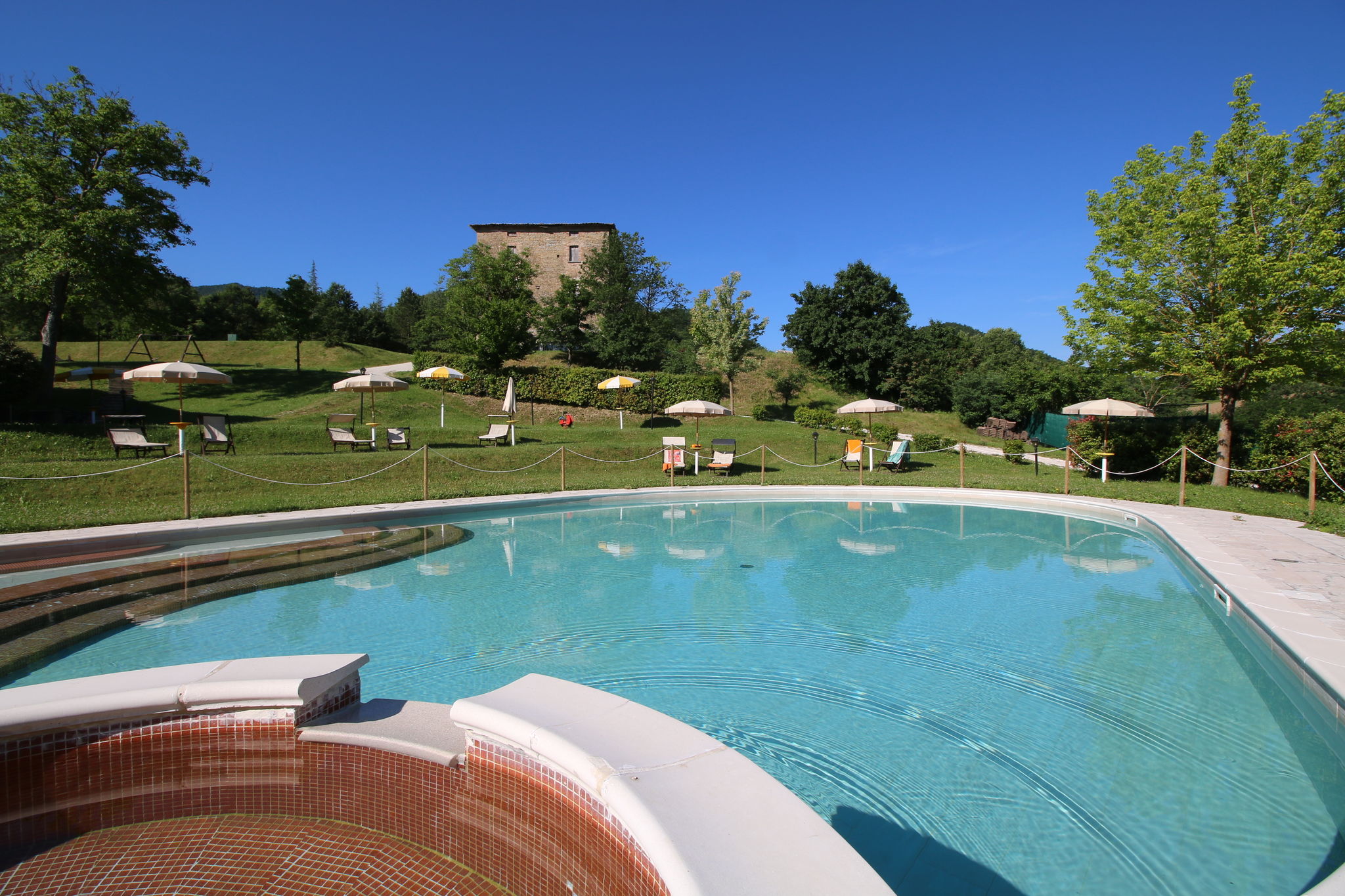 Landgoed met zwembad, ruime tuin, privé terras en mooi uitzicht

