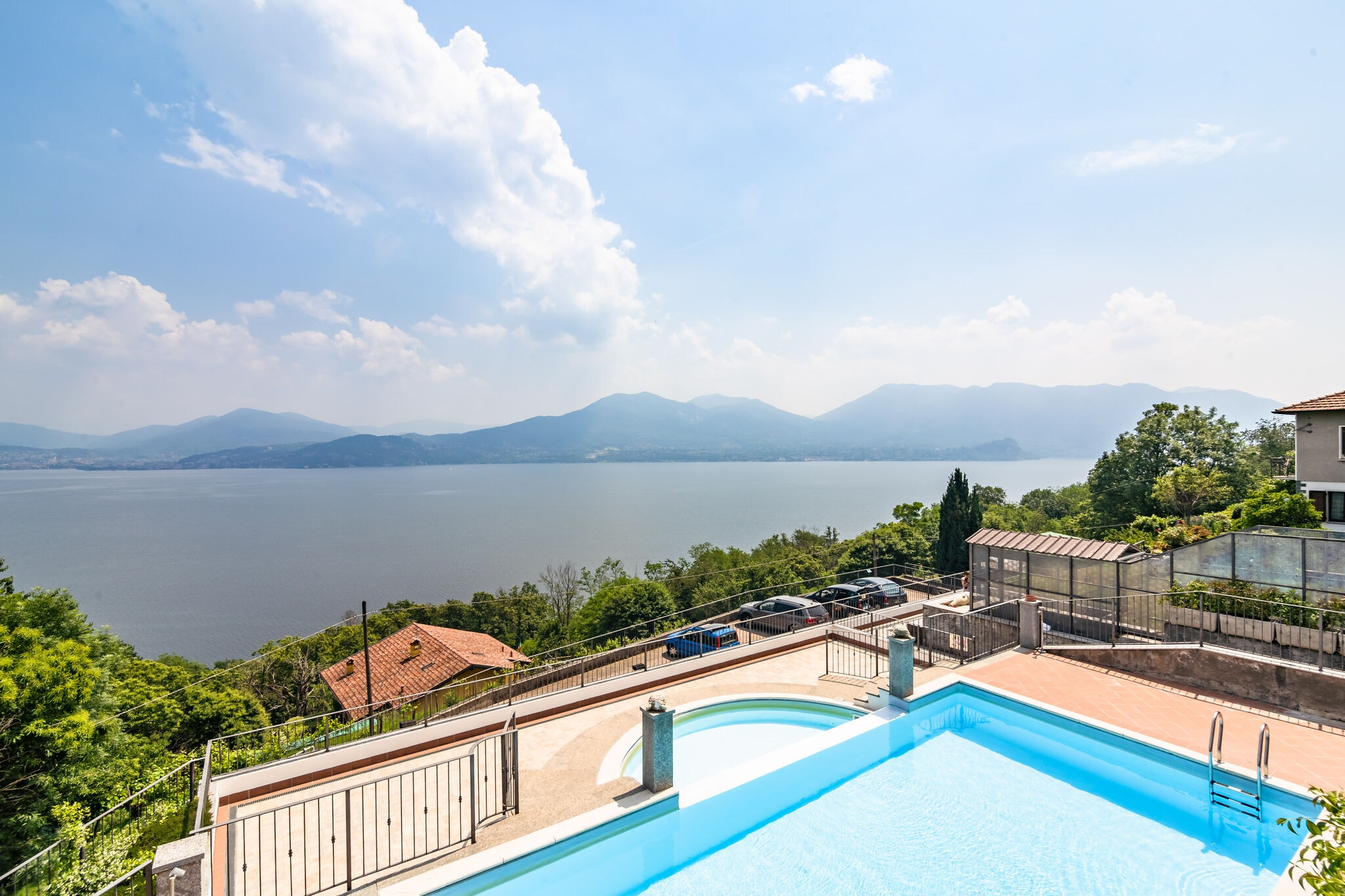 Panoramisch huis op de groene heuvels met uitzicht op het Lago Maggiore