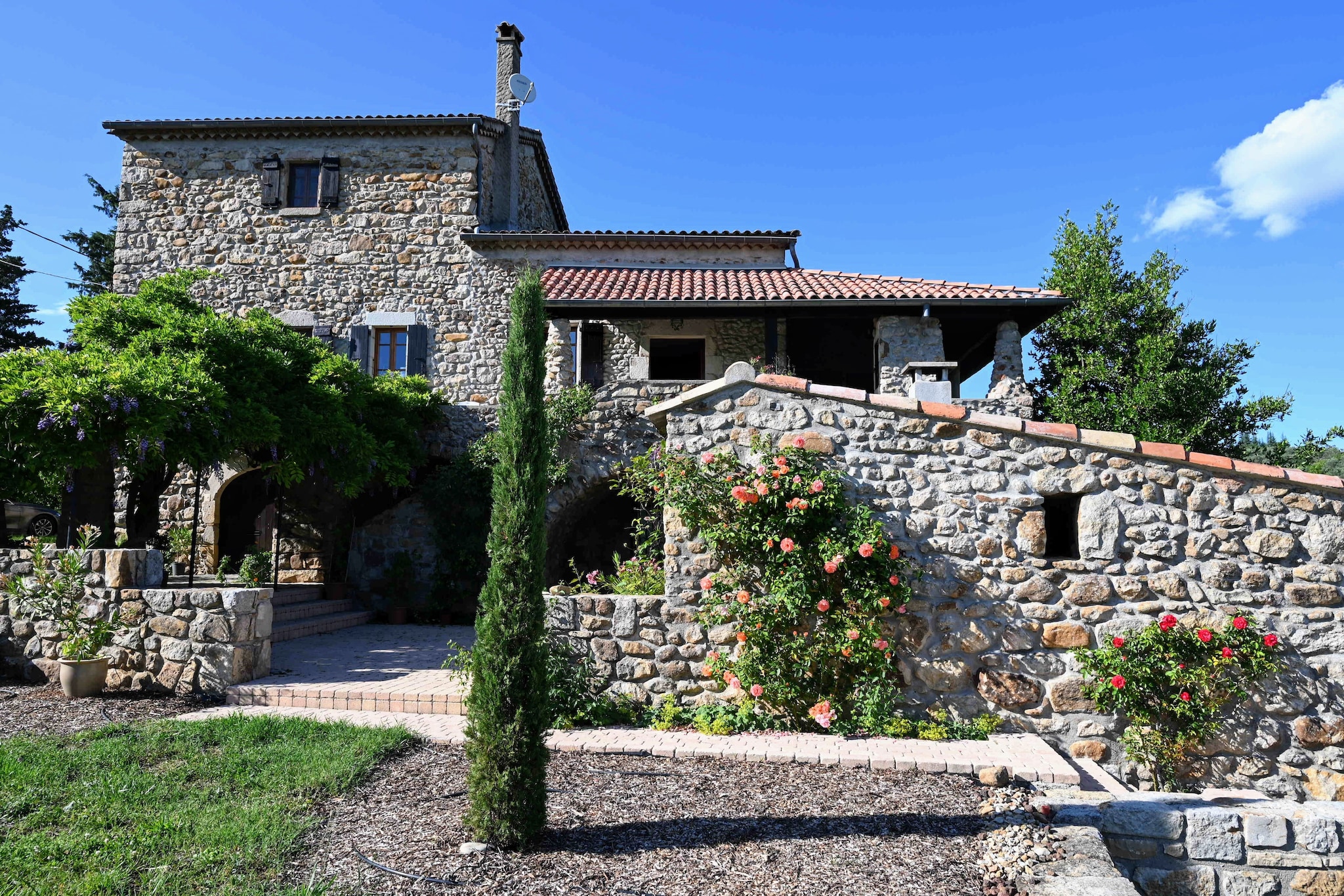 Ruime villa in de Ardèche tussen de wijngaarden